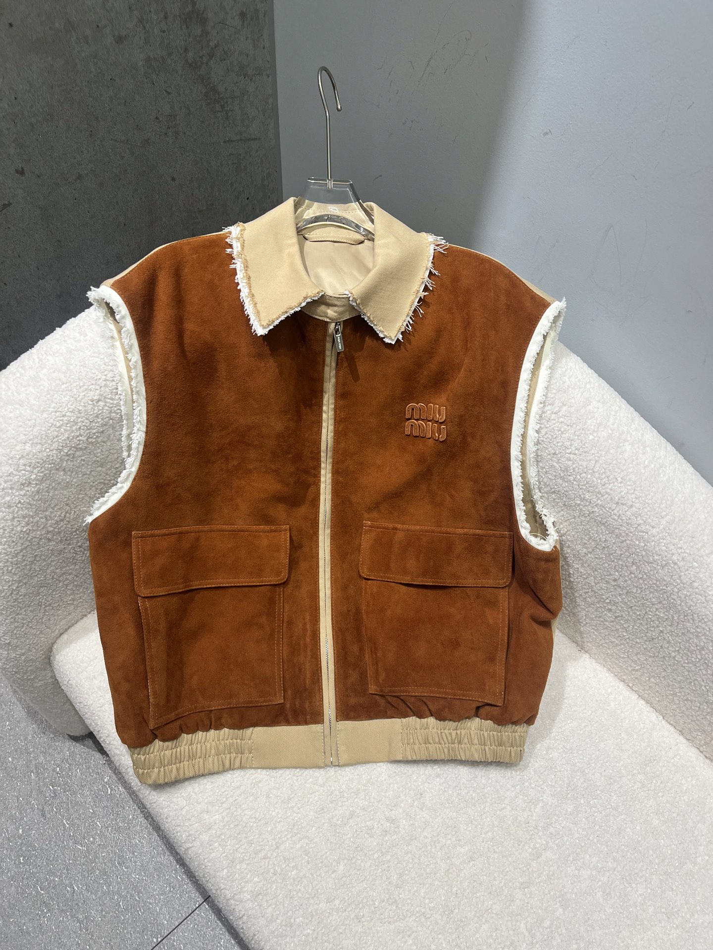NO:946384,, miumiu sheepskin suede patchwork vest, loose fit, original slider, letters with three-dimensional oil edges, same as the counter. Vest size S- Xl, loose fit, Miumiu-clothing, miumiu, sheepskin,19860909,miumiu羊皮绒面拼布马甲,宽松版型,原版拉头,字母做了立体油边工艺同专柜 马甲尺寸S- Xl,宽松版型,缪缪-服装,miumiu,sheepskin,,Women's clothing