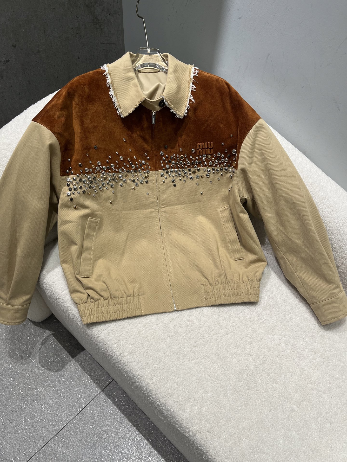 NO:946435,, miumiu sheepskin suede patchwork jacket has a loose fit, original hardware, and the letters are oil-edged to be very three-dimensional, just like the counter. Size S-19860909,miumiu羊皮绒面拼布外套宽松版型,原版五金,字母做了油边工艺同专柜很立体. 尺寸S- Xl,大版型,还有棕色可以做,缪缪-服装,miumiu,jackets & coats,sheepskin,,Women's clothing