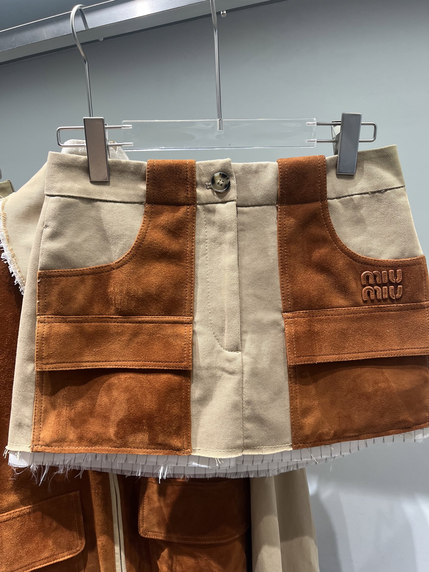 NO:946412,,miumiu suede sheepskin patchwork skirt, button with logo,Miumiu-clothing,miumiu,skirts,sheepskin,19860909,miumiu绒面羊皮拼布短裙,钮扣带logo,缪缪-服装,miumiu,skirts,sheepskin,,Women's clothing