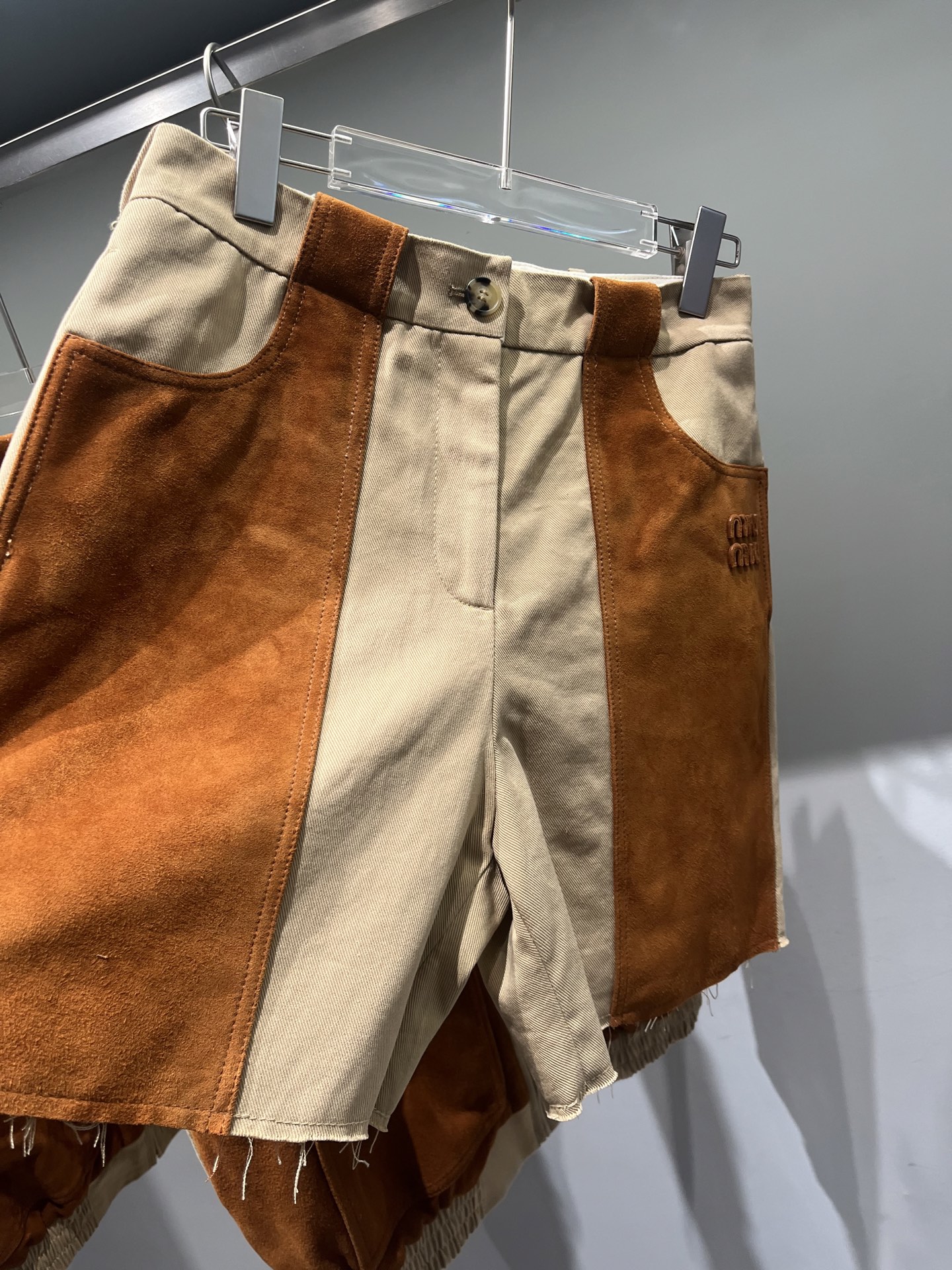 NO:946403,,miumiu suede sheepskin patchwork shorts, buttons with logo. The letters are made with oil edge craftsmanship,Miumiu-clothing,miumiu,shorts,sheepskin,19860909,miumiu绒面羊皮拼布短裤,钮扣带logo.字母做油边工艺,缪缪-服装,miumiu,shorts,sheepskin,,Women's clothing