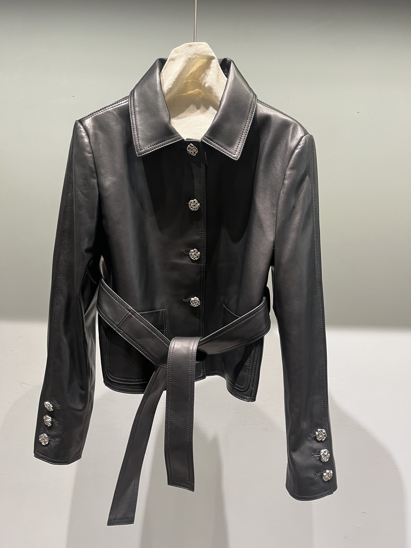 NO:946487,, Chanel semi-vegetable tanned sheepskin jacket, soft and textured. Original hardware and lining, this back belt design is very beautiful, Chanel - clothing, chanel, jackets & coats, sheepskin,19860909,香奈儿半植鞣羊皮外套,柔软有质感.原版五金和里布,这款的后腰带设计非常漂亮,香奈儿-服装,chanel,jackets & coats,sheepskin,,Women's clothing