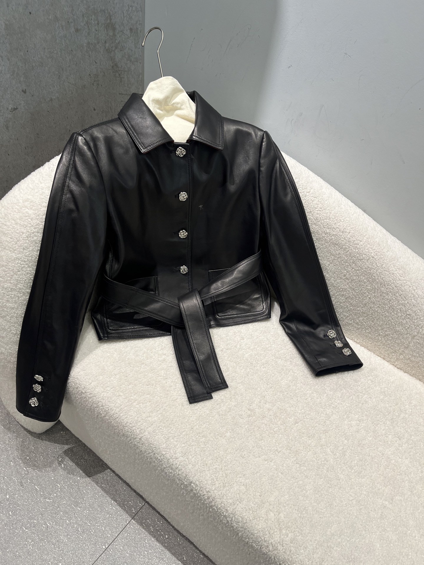 NO:946498,, Chanel semi-vegetable tanned sheepskin jacket, soft and textured. Original hardware and lining. The back belt design of this piece is very beautiful. Size S-19860909,香奈儿半植鞣羊皮外套,柔软有质感.原版五金和里布,这款的后腰带设计非常漂亮 尺寸S- Xxl码,偏修身版,尺寸后补,香奈儿-服装,chanel,jackets & coats,sheepskin,,Women's clothing