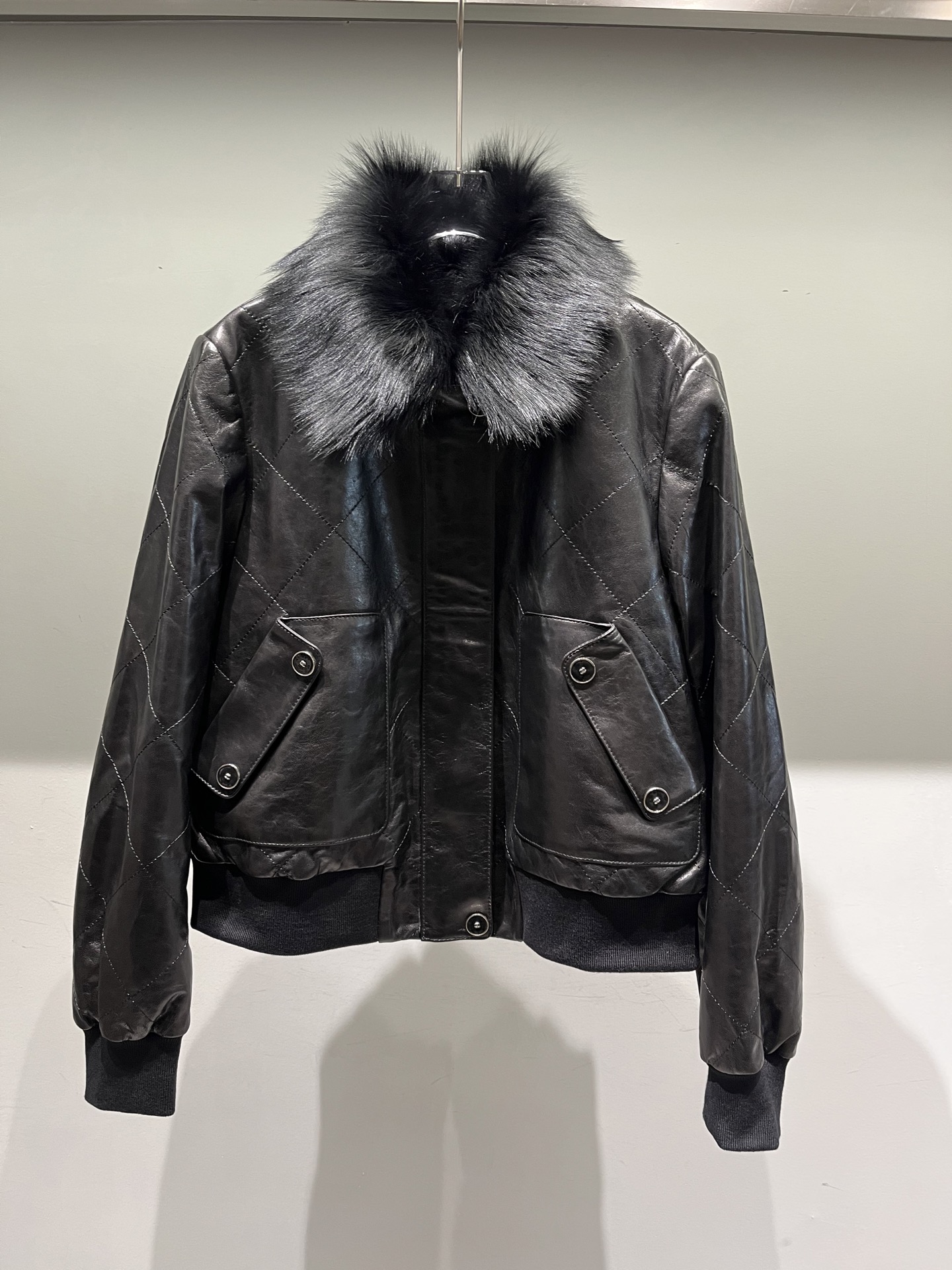 NO:946528,,Chanel waxed sheepskin coat fur collar is made of sheepskin and fur and can be removed,Chanel-clothing,chanel,jackets & coats,sheepskin,19860909,香奈儿油蜡羊皮外套毛领是羊皮毛一体,可以脱卸,香奈儿-服装,chanel,jackets & coats,sheepskin,,Women's clothing