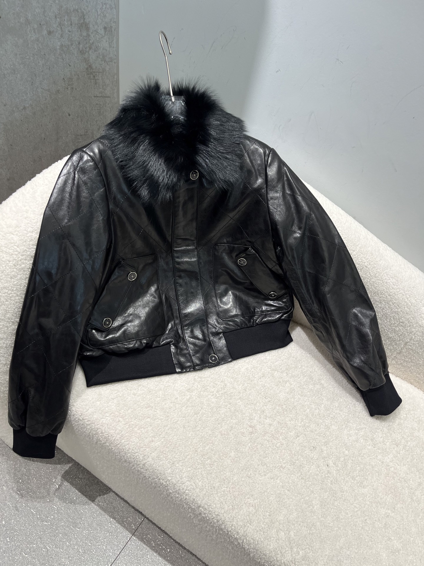 NO:946538,, Chanel waxed sheepskin coat with a fur collar that is made of sheepskin and fur, can be removed, size S-19860909,香奈儿油蜡羊皮外套毛领是羊皮毛一体,可以脱卸 尺寸S- Xxl码,毛领可以脱卸,香奈儿-服装,chanel,jackets & coats,sheepskin,,Women's clothing