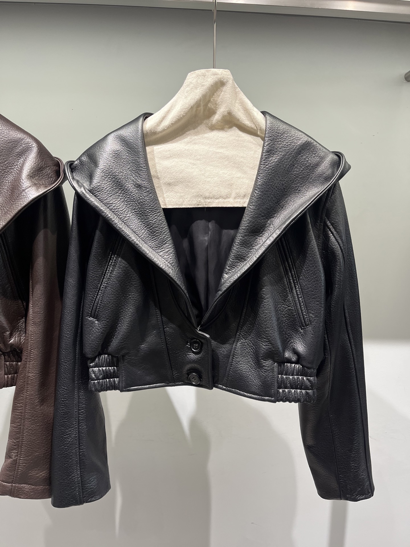 NO:946547,, Sheeppa leather hooded leather jacket, the hood is very big inside and out, although the leather is a bit too much, the buttons can also be exchanged for Saint Laurent, please note when placing an order., women's clothing, saint laurent, leather jacket, hats,19860909,羊泡皮戴帽皮衣,帽子里外全部很大虽然耗皮有点多,扣子也可以换圣罗兰的下单需要备注.,女装,saint laurent,leather jacket,hats,,Women's clothing