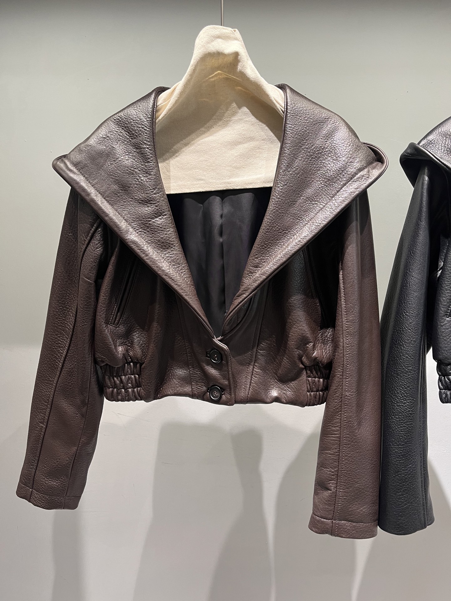 NO:946557,, Sheeppa leather short leather jacket with a hood, the buttons can be exchanged for Saint Laurent, please note when placing an order, women's clothing, saint laurent, leather jacket, hats,19860909,羊泡皮戴帽短款皮衣,扣子可以换圣罗兰,下单备注,女装,saint laurent,leather jacket,hats,,Women's clothing