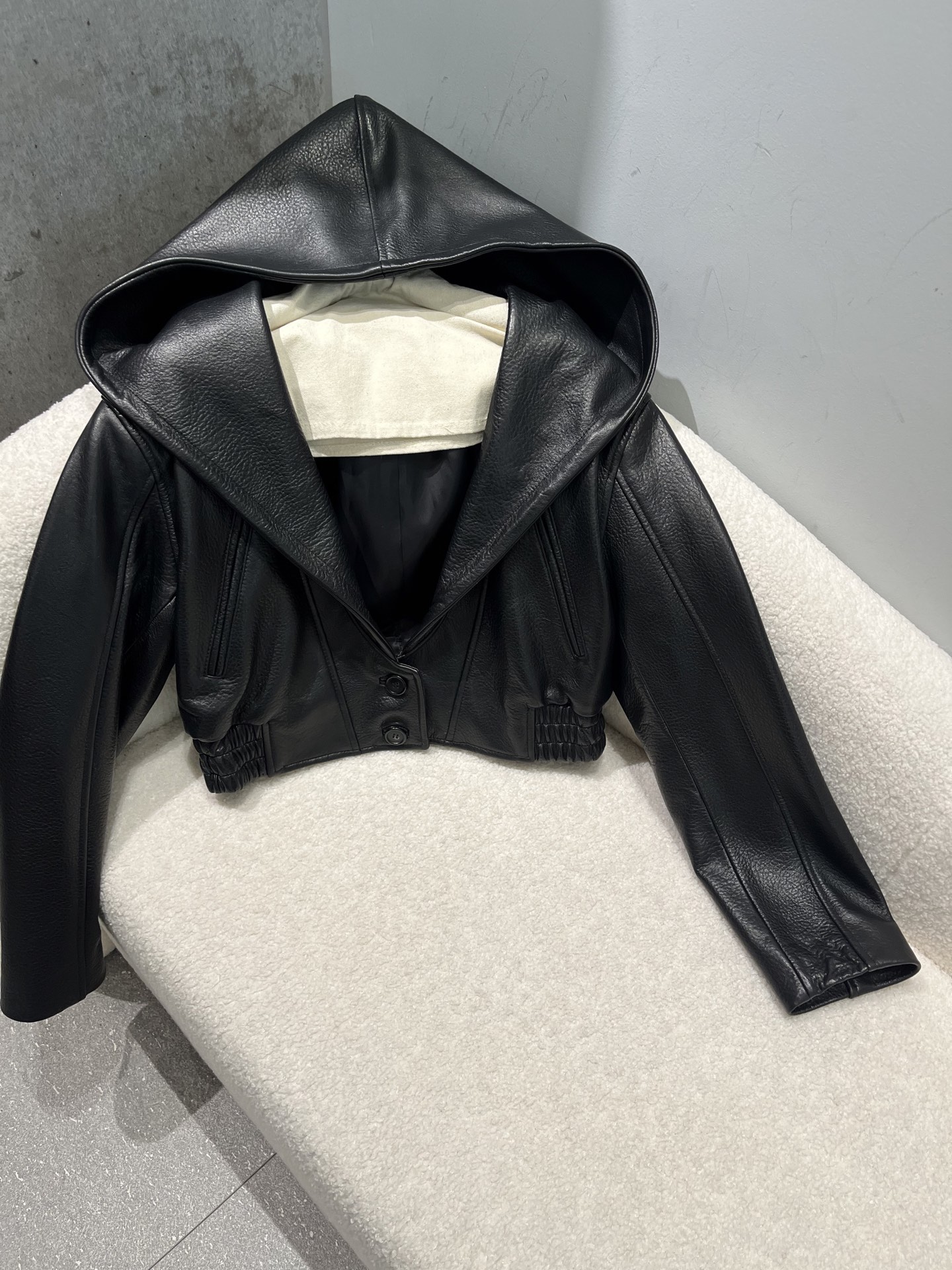 NO:946566,, Sheeppa leather hooded leather jacket, the hood is very big inside and out, although it consumes a lot of leather, the buttons can also be exchanged for Saint Laurent. Please note when placing an order. Size S-19860909,羊泡皮戴帽皮衣,帽子里外全部很大虽然耗皮有点多,扣子也可以换圣罗兰的下单需要备注. 尺寸S- Xl码,宽松短款,尺寸后补,女装,saint laurent,leather jacket,hats,,Women's clothing