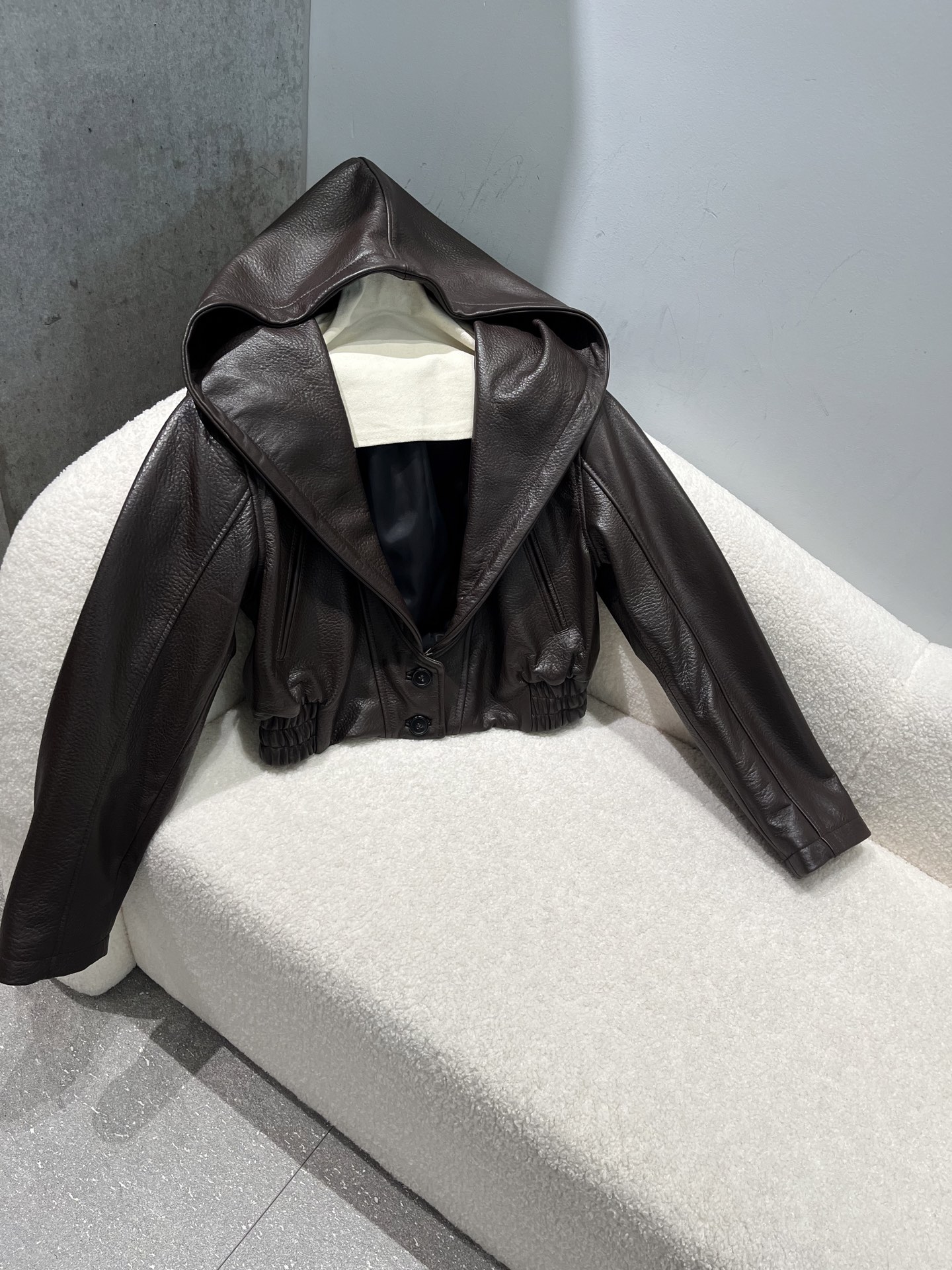 NO:946480,, Sheeppa leather hooded leather jacket, the hood is very big inside and out, although it consumes a bit of leather, the buttons can also be exchanged for Saint Laurent. Please note when placing an order. Size S-XL, loose and short, women's clothing, saint laurent, leather jacket, hats,19860909,羊泡皮戴帽皮衣,帽子里外全部很大虽然耗皮有点多,扣子也可以换圣罗兰的下单需要备注. 尺寸S- Xl码,宽松短款,女装,saint laurent,leather jacket,hats,,Women's clothing
