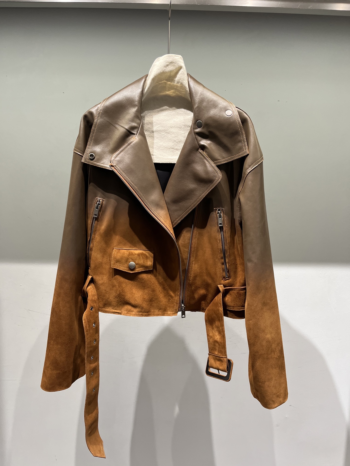 NO:949237,, wide version of gradient craft sheepskin motorcycle jacket, the craftsmanship is expensive and consumes leather, so the price is slightly expensive, women's clothing, jackets & coats, sheepskin,19860909,渐变工艺羊皮机车夹克阔版,工艺贵且很耗皮料所以价格略贵,女装,jackets & coats,sheepskin,,Women's clothing