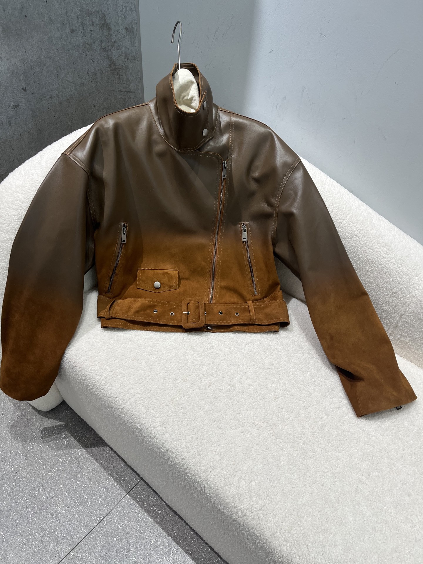 NO:949260,, Gradient process sheepskin motorcycle jacket wide version, the process is expensive and consumes leather, so the price is slightly expensive. Size S M L, loose and large version. Other leather materials can also be made, price is favorable, women's clothing, jackets & coats, sheepskin,19860909,渐变工艺羊皮机车夹克阔版,工艺贵且很耗皮料所以价格略贵 尺寸S M L,宽松大版型.其他皮料也可以做,价格优惠,女装,jackets & coats,sheepskin,,Women's clothing