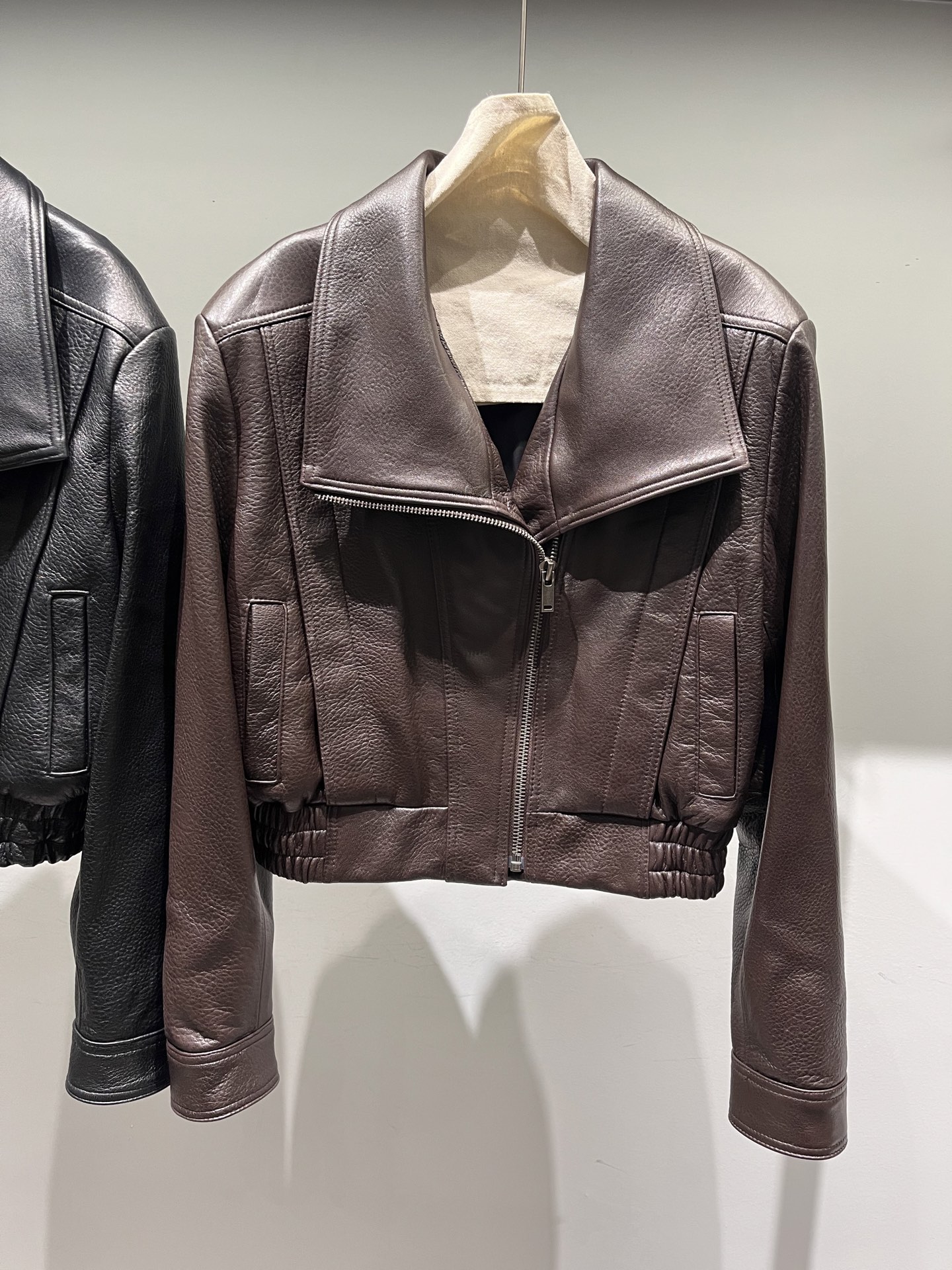 NO:949272,, ins style sheep leather motorcycle, the collar can be turned or stood up, the upper body is super beautiful, women's clothing,19860909,ins款羊泡皮机车,领子可翻可立,上身超级好看,女装,,Women's clothing