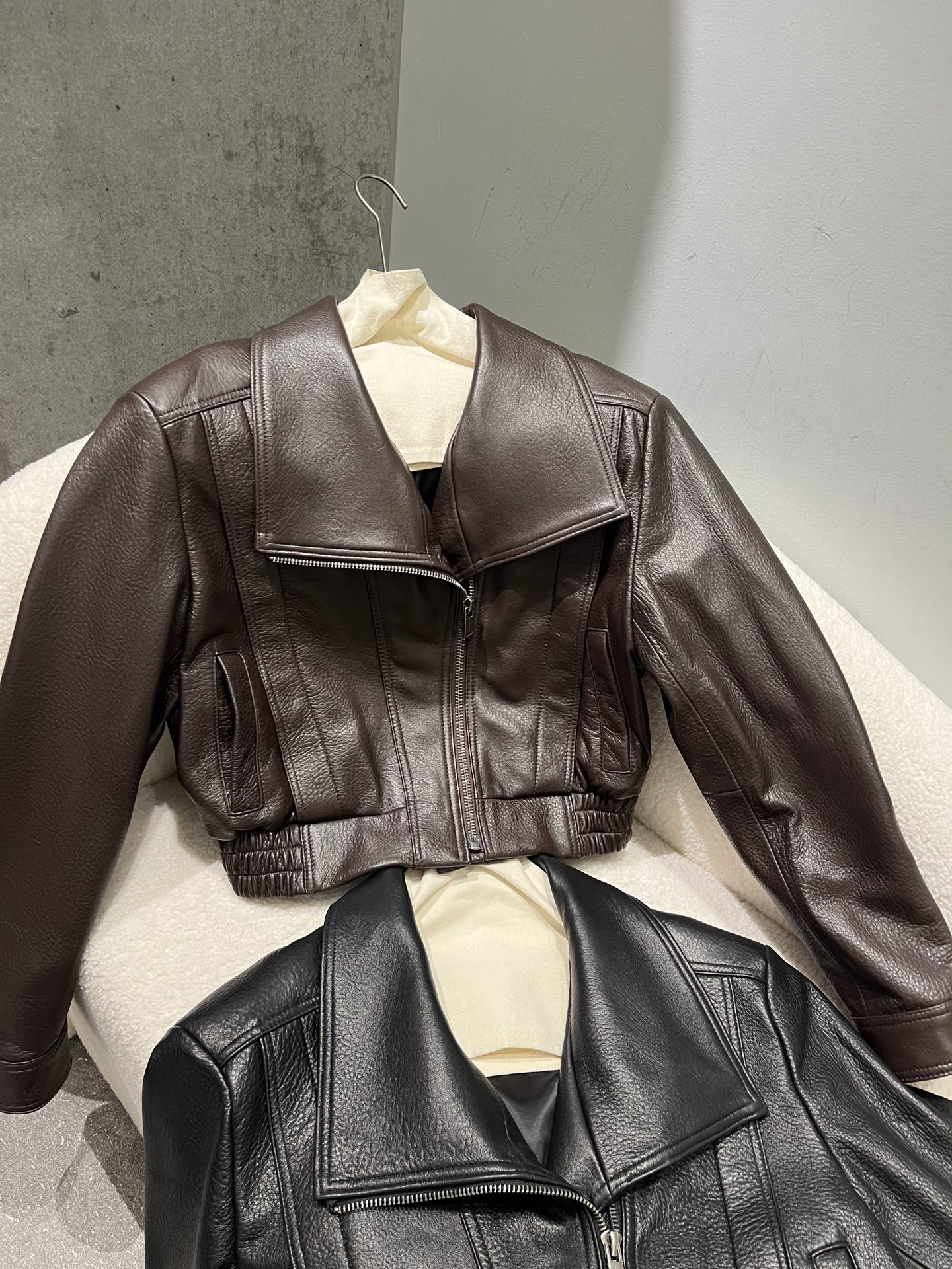 NO:949188,, ins style sheep foam leather jacket, soft, stylish and textured, the collar can be turned up and down, the upper body is super beautiful, size S-19860909,ins款羊泡皮外套,柔软有型很有质感,领子可立可翻,上身超级好看 尺寸S- Xxl码,拉头可换圣罗兰下单备注,女装,saint laurent,jackets & coats,,Women's clothing
