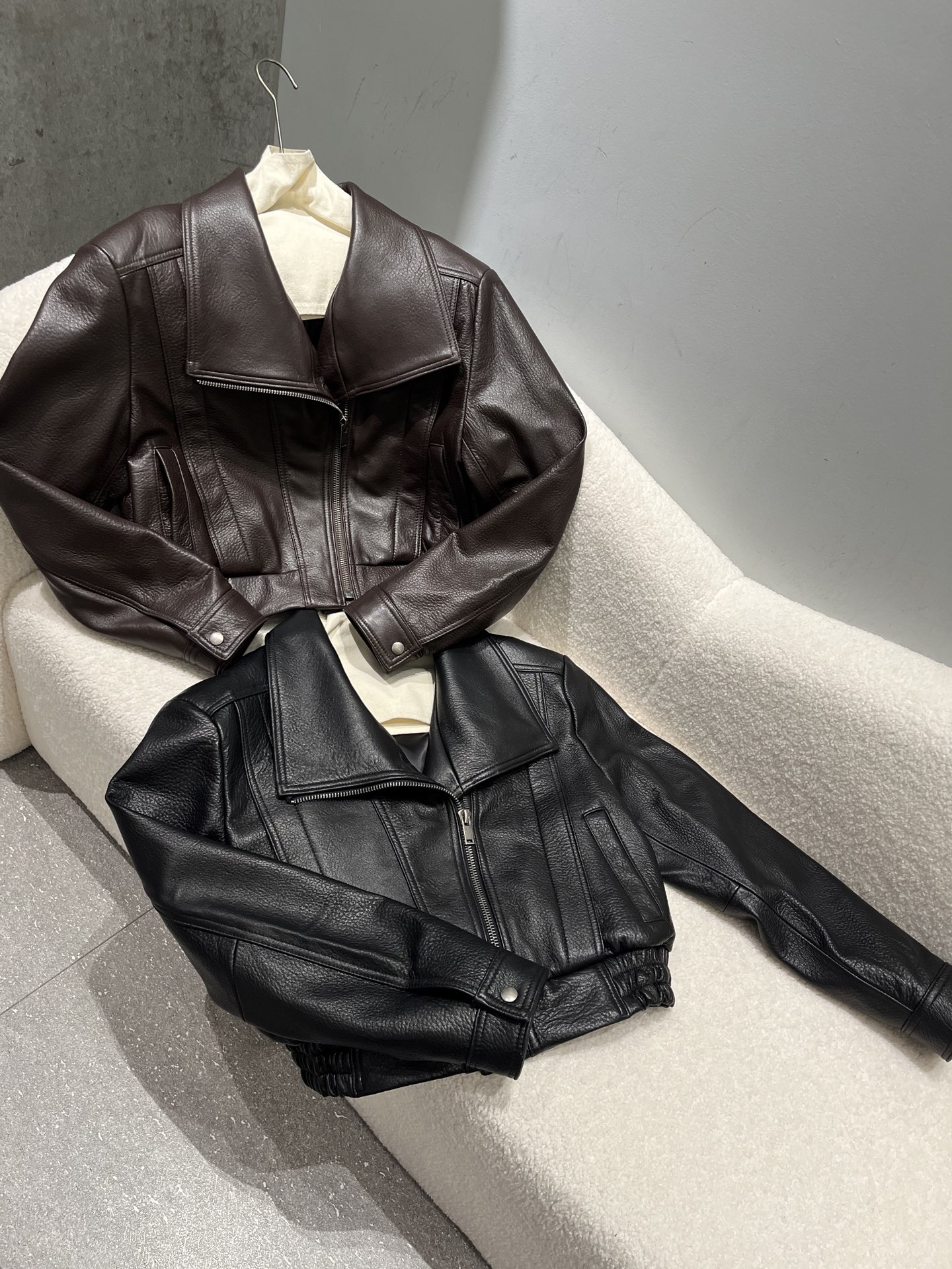 NO:949202,, ins style sheep foam leather jacket, soft, stylish and textured, the collar can be turned up and down, the upper body is super nice, size S-19860909,ins款羊泡皮外套,柔软有型很有质感,领子可立可翻,上身超级好看 尺寸S- Xxl码,2色,拉头可换圣罗兰下单备注,女装,saint laurent,jackets & coats,,Women's clothing