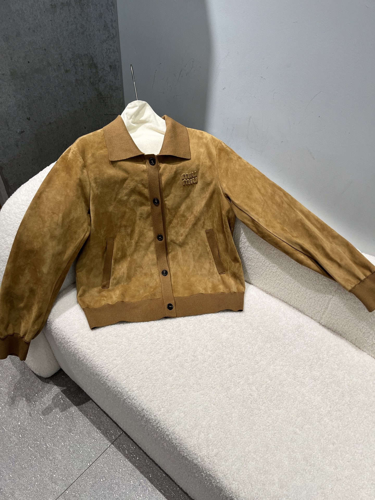 NO:949242,,miumiu sheepskin suede jacket, made of closed velvet technology, no lining, the leather is super soft, custom knitted letters are made with oil edge technology, very delicate S-19860909,miumiu羊皮绒面外套,做了闭绒工艺,没有里布,皮料超级柔软,定制针织字母做了油边工艺,非常精致 S- Xl码,轻薄柔软款,缪缪-服装,miumiu,jackets & coats,sheepskin,,Women's clothing