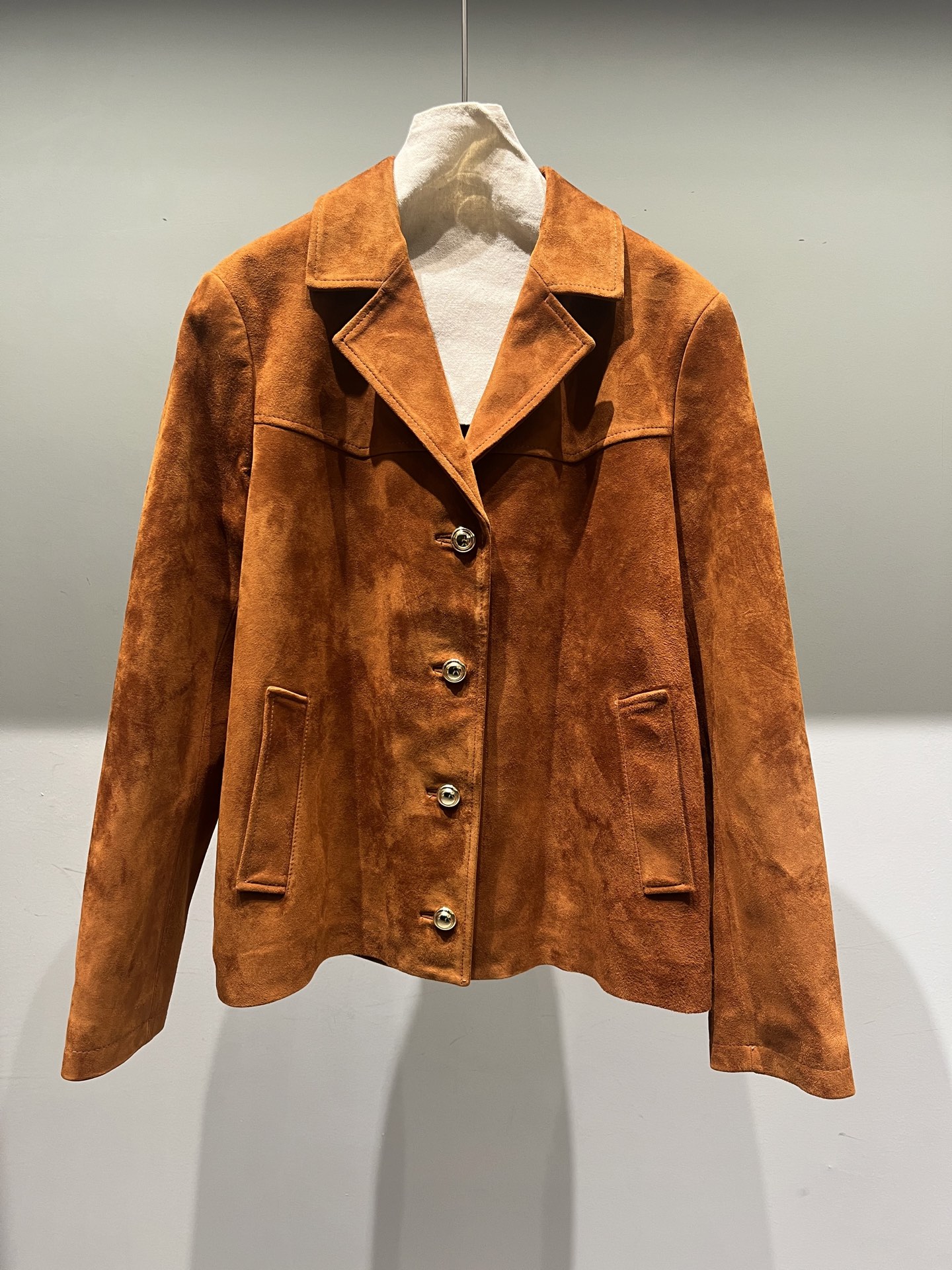 NO:949256,,miumiu suede sheepskin suit, the letters on the back are oil-edged, very delicate,miumiu-clothing,miumiu,business suit,sheepskin,19860909,miumiu绒面羊皮西装,后背字母做了油边工艺,非常精致,缪缪-服装,miumiu,business suit,sheepskin,,Women's clothing