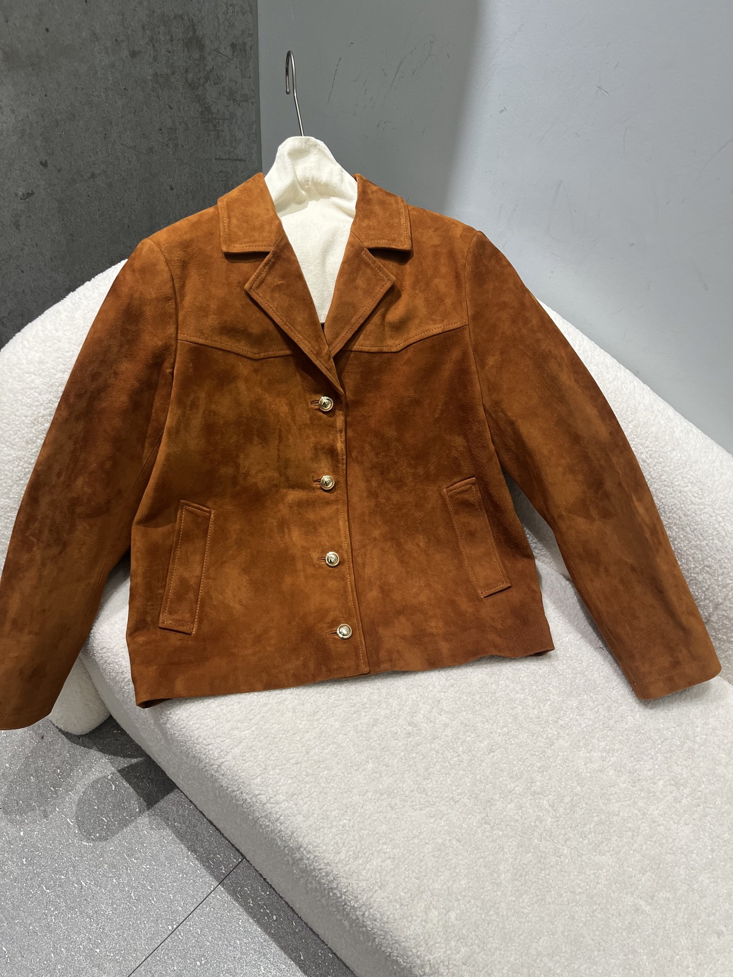 NO:949268,,miumiu suede sheepskin suit, the letters on the back are oiled, very delicate, size S-19860909,miumiu绒面羊皮西装,后背字母做了油边工艺,非常精致 尺寸S- Xl码,简约百搭西装,缪缪-服装,miumiu,business suit,sheepskin,,Women's clothing