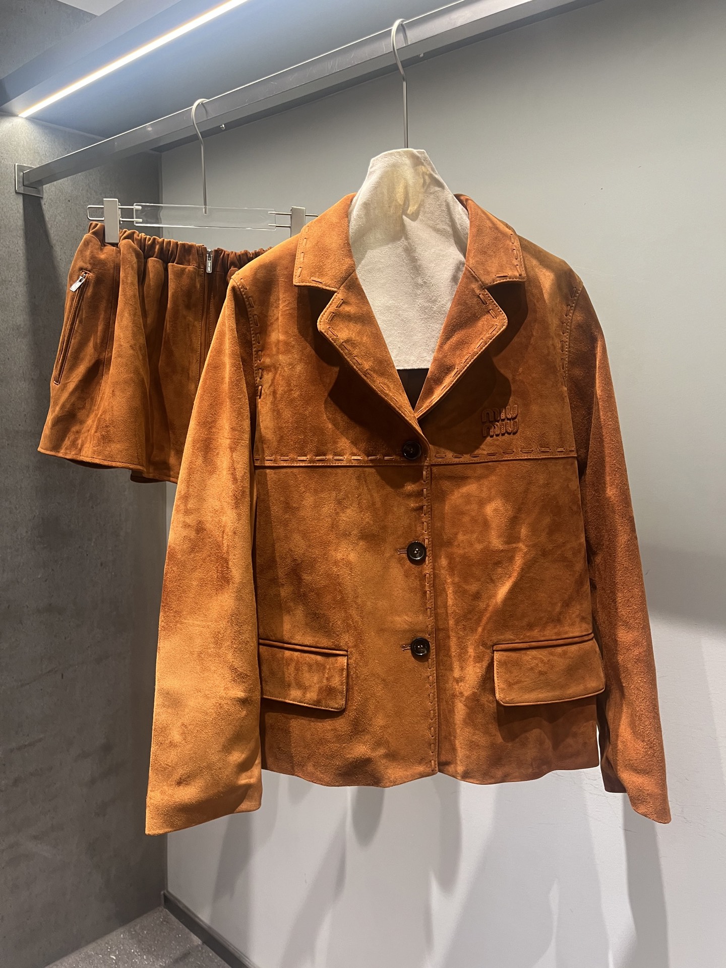 NO:949279,, miumiu suede sheepskin suit, the oiled edge craftsmanship of the letters is the same as the counter craftsmanship, and the hand-strapped craftsmanship is a very unique suit, miumiu-clothing, miumiu, business suit, sheepskin,19860909,miumiu绒面羊皮西装,字母做油边工艺同专柜工艺,手工穿条工艺非常独特的西装,缪缪-服装,miumiu,business suit,sheepskin,,Women's clothing