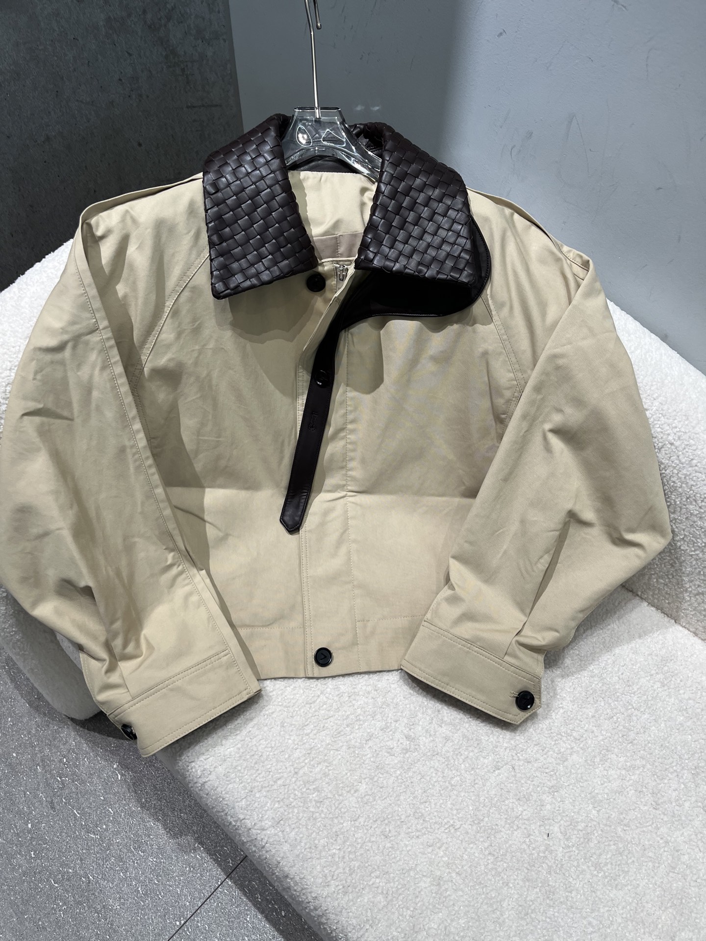 NO:949304,,Bv stand collar cloth windbreaker, non-detachable collar, loose and large size, size S-19860909,Bv立领布装风衣,领子不可拆卸,宽松大版型 尺寸S- Xl码,宽松大版型,葆蝶家-服装,bottega veneta,bottega veneta,,Women's clothing