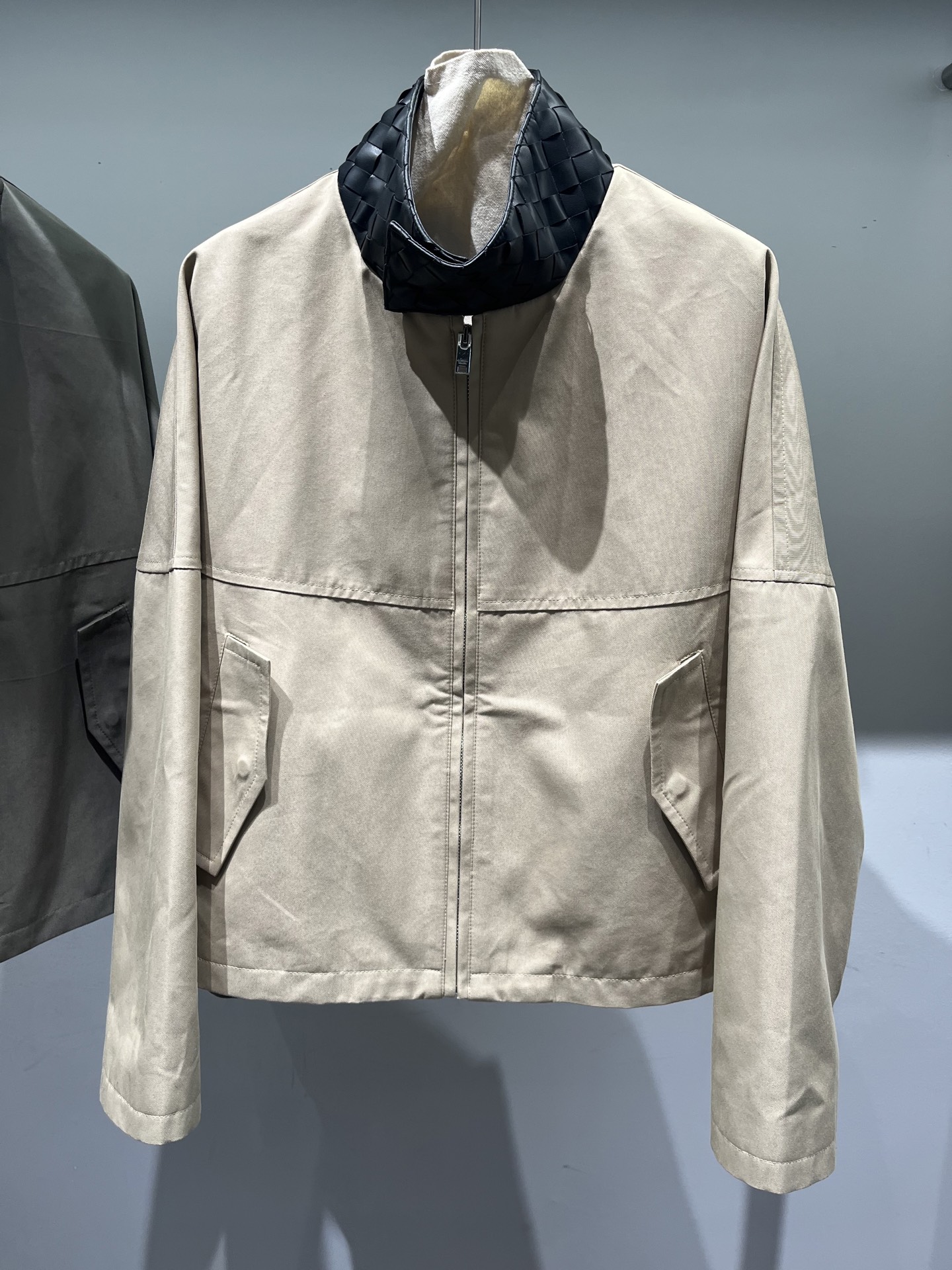 NO:949404,,Bv stand collar cloth windbreaker, non-detachable collar, loose and large size, Bottega Veneta-Clothing,bottega veneta,bottega veneta,19860909,Bv立领布装风衣,领子不可拆卸,宽松大版型,葆蝶家-服装,bottega veneta,bottega veneta,,Women's clothing