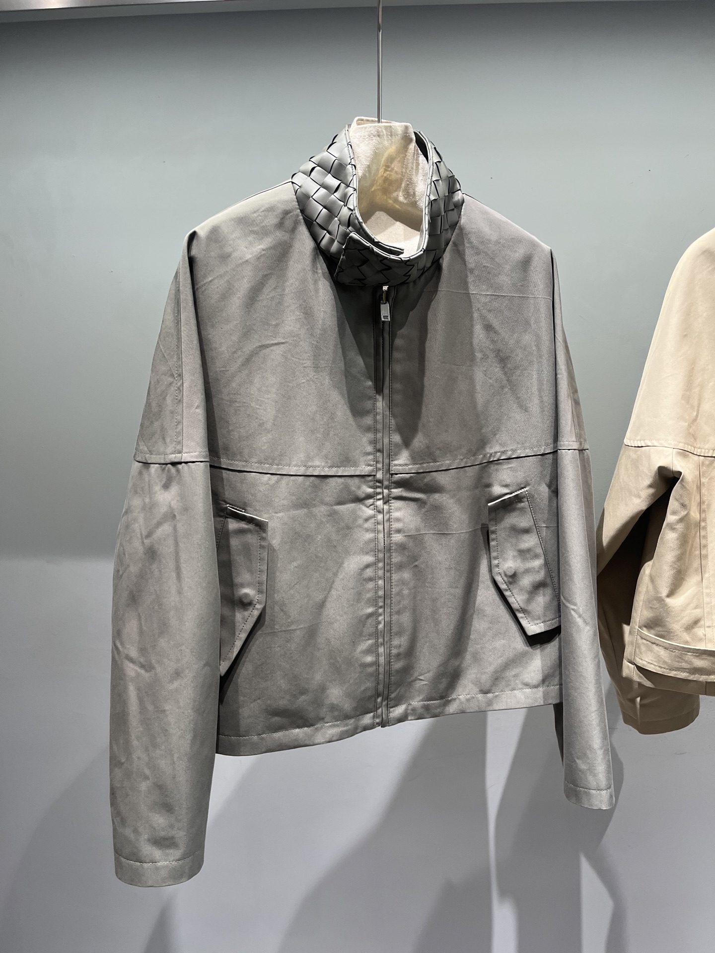 NO:949315,,bv stand collar windbreaker, non-removable collar, loose and large size, Bottega Veneta-clothing,bottega veneta,bottega veneta,19860909,bv立领风衣,领子不可脱卸,宽松大版型,葆蝶家-服装,bottega veneta,bottega veneta,,Women's clothing