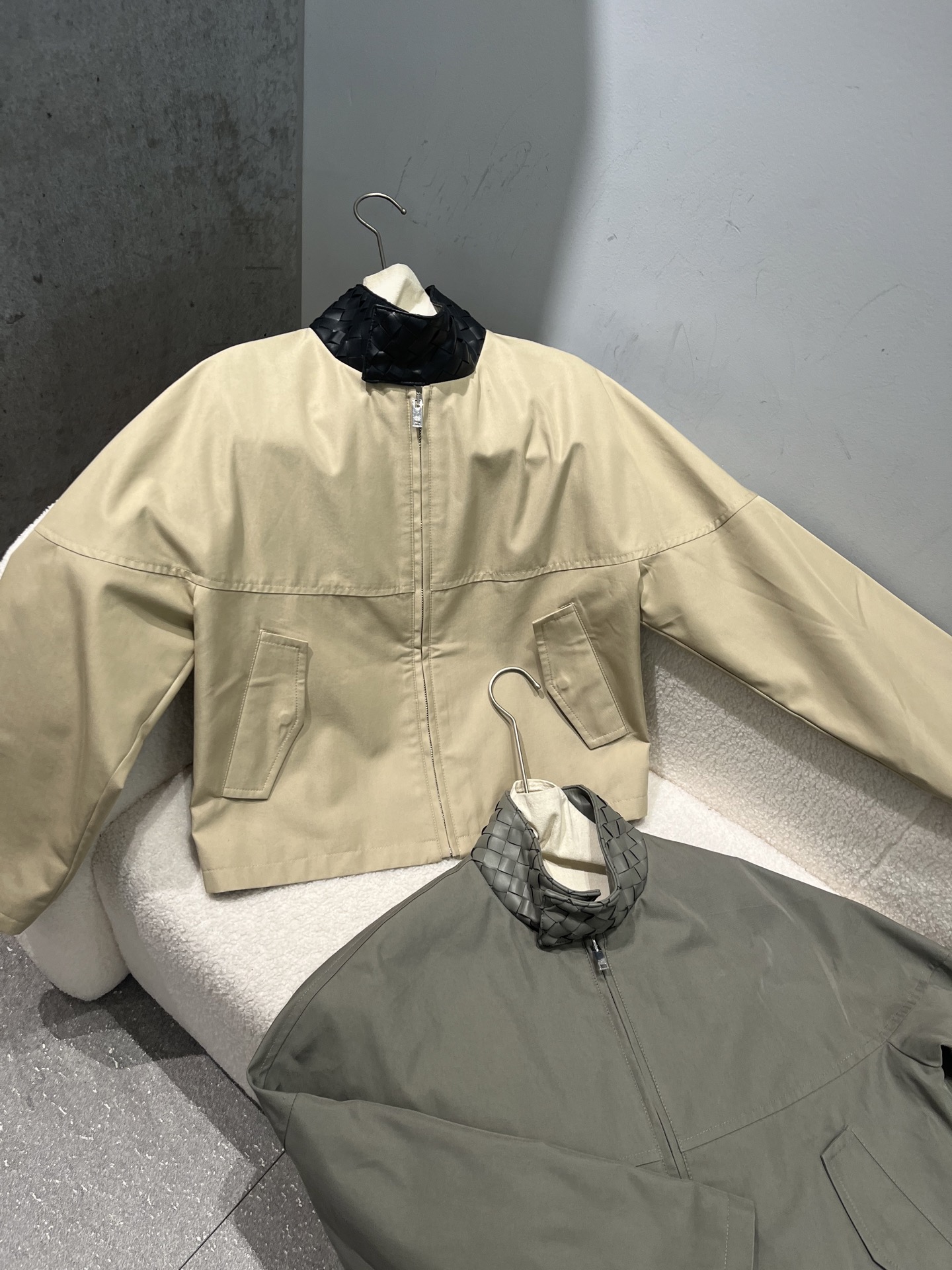 NO:949327,,Bv stand collar cloth windbreaker, non-detachable collar, loose and large version, size S-19860909,Bv立领布装风衣,领子不可拆卸,宽松大版型 尺寸S- Xl,宽松大版,葆蝶家-服装,bottega veneta,bottega veneta,,Women's clothing