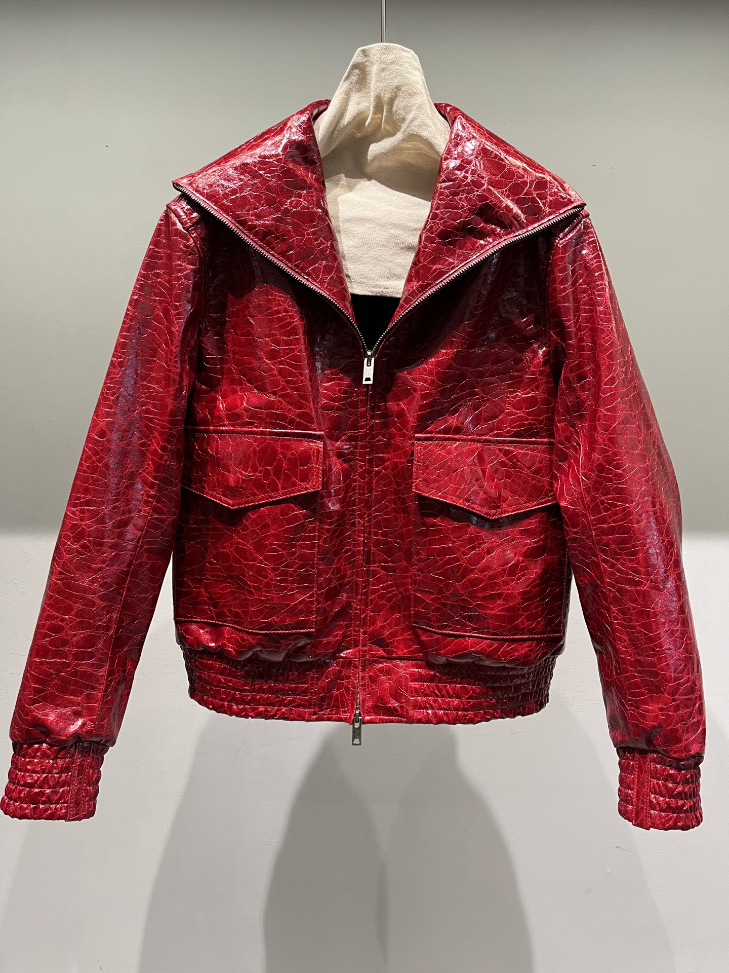 NO:949732,, instead of the original dark green color, we made customized cracked sheepskin red and vegetable-tanned sheepskin black. This version is more slim-fitting and easy to match., women's clothing, sheepskin,19860909,没有做原版的暗绿色,做了定制爆裂纹羊皮红色和植鞣羊皮黑色,黑色.这个版型偏修身,很好搭配.,女装,sheepskin,,Women's clothing