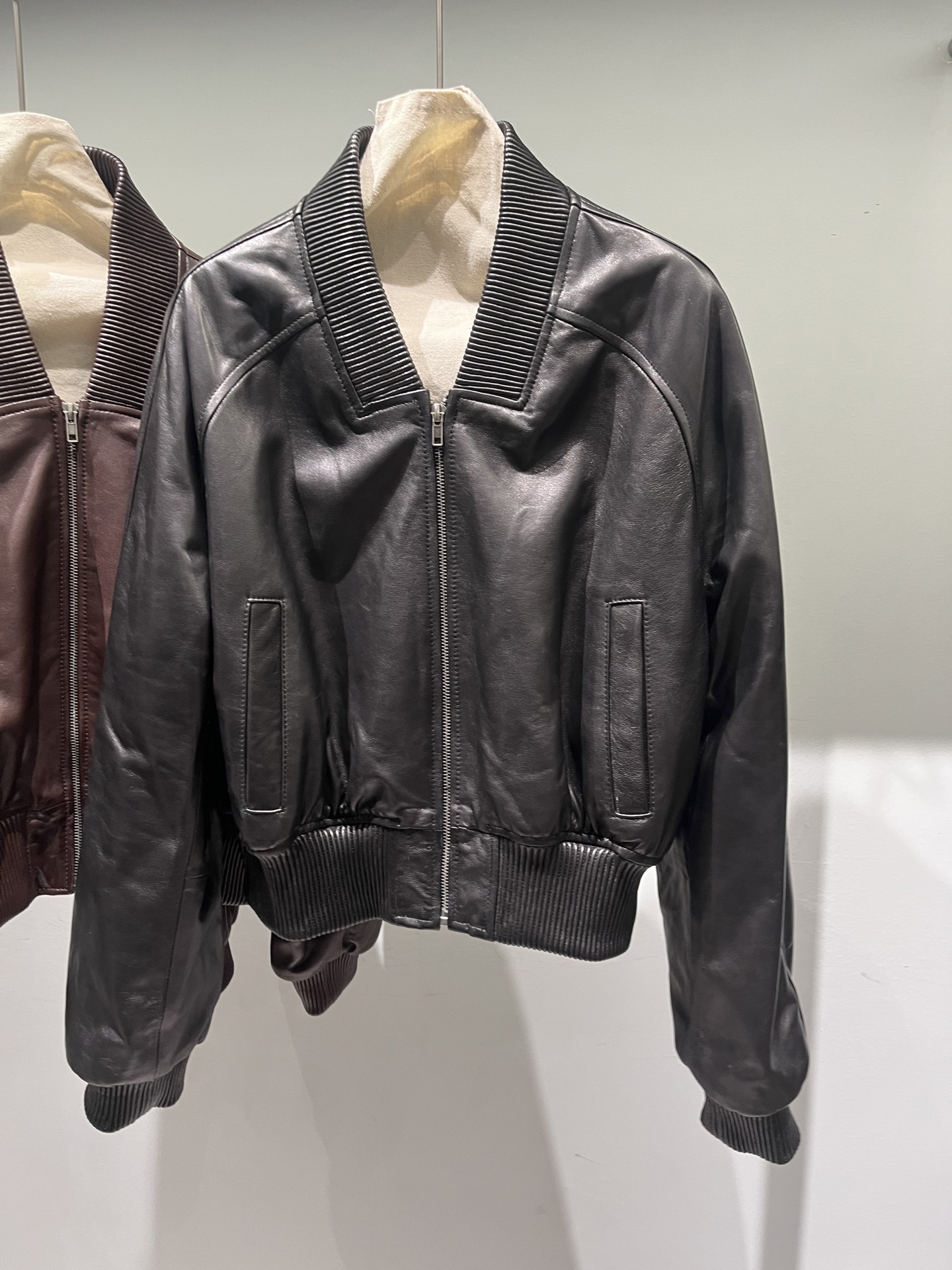 NO:949754,, this waxed sheepskin baseball jersey is made of cotton, contour type, women's clothing, sheepskin,19860909,油蜡羊皮质感棒球服这款是加棉的,轮廓型,女装,sheepskin,,Women's clothing
