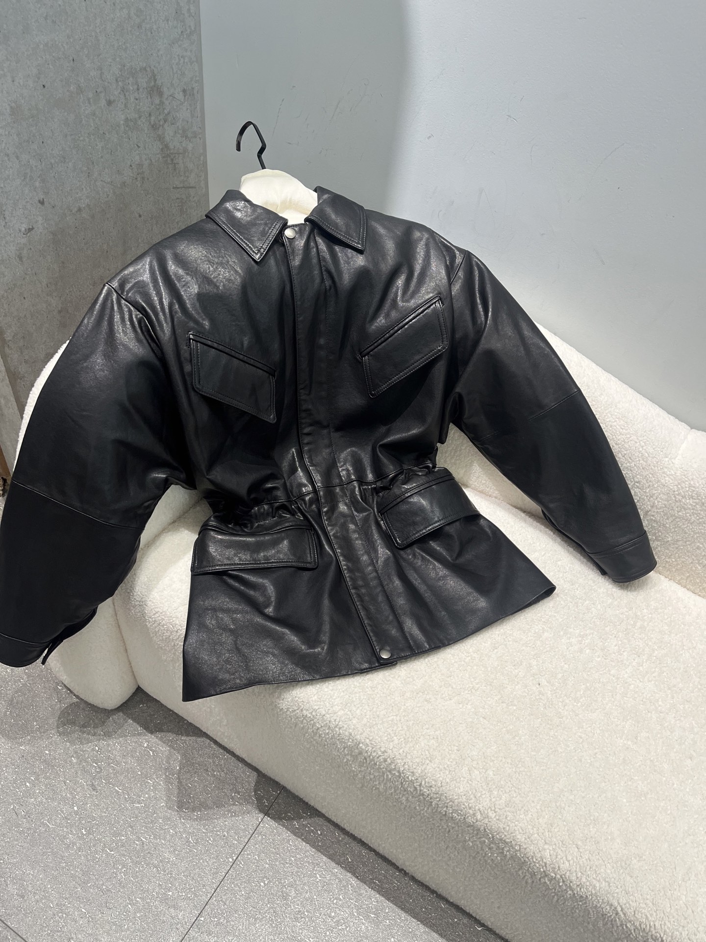 NO:949687,, Supermodel's own designer brand vegetable-tanned sheepskin jacket, the leather is thick and textured, loose and large, and can be waisted. Sizes S-XL, loose and large, women's clothing, jackets & coats, sheepskin,19860909,超模自有设计师品牌植鞣羊皮外套,皮料属于厚实有质感,宽松大版型,可以收腰. 尺寸S- Xl码,宽松大版型,女装,jackets & coats,sheepskin,,Women's clothing