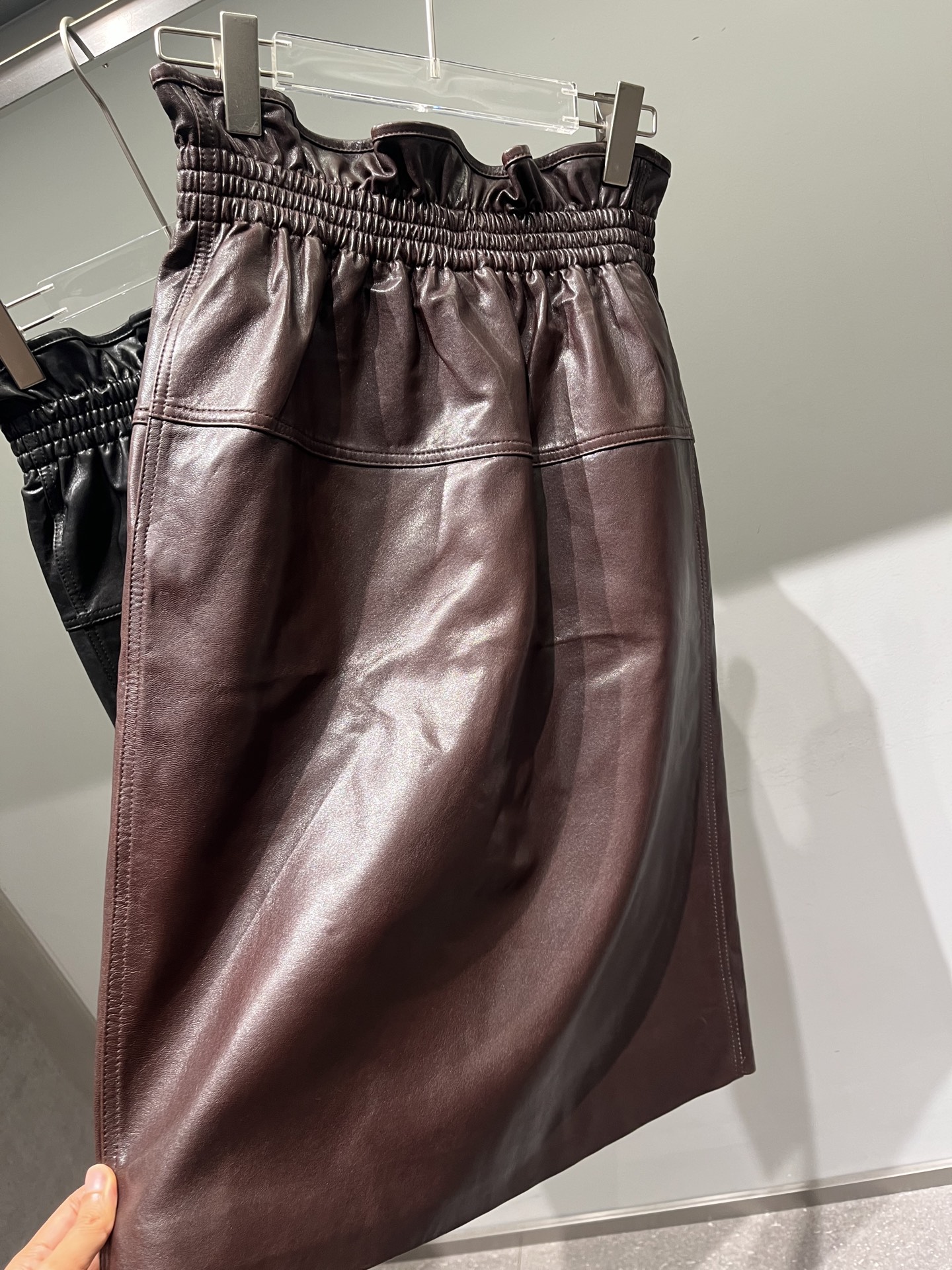 NO:950433,, saint laurent oil wax sheepskin bud skirt, original lining, very textured, the brown color is a bit bright under the spotlight, saint laurent-clothing, saint laurent, skirts, sheepskin,19860909,圣罗兰油蜡羊皮花苞裙,原版里布,非常有质感,射灯下咖色有点偏偏亮了,圣罗兰-服装,saint laurent,skirts,sheepskin,,Women's clothing