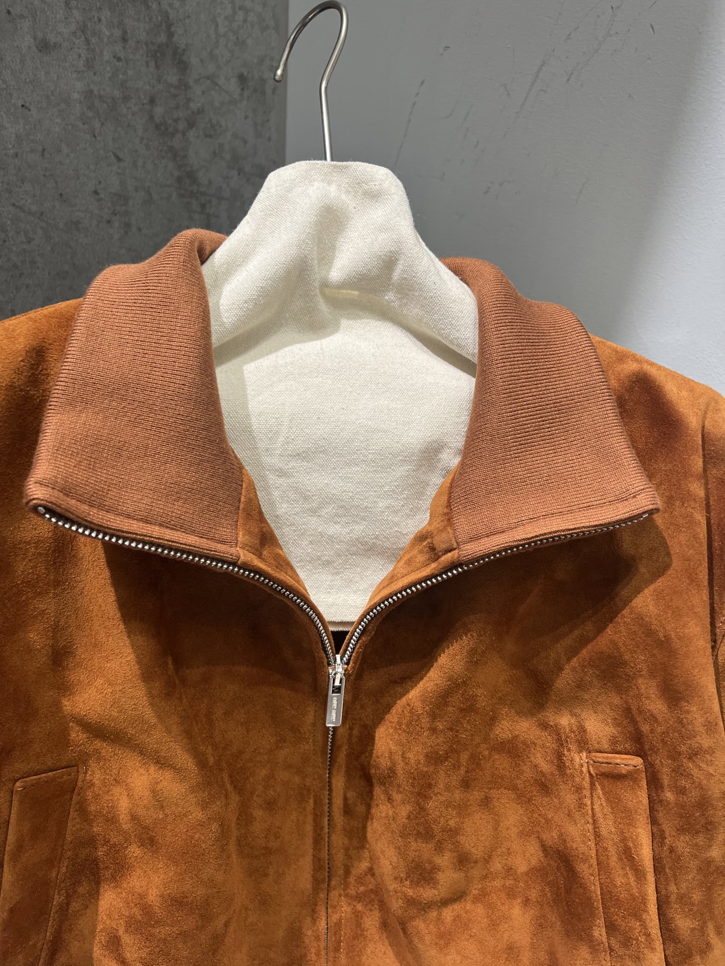 NO:951788,,miumiu suede sheepskin short style, the letters are oiled with the same craftsmanship as the counter, size S-19860909,miumiu绒面羊皮短款,字母做了油边工艺同专柜 尺寸S- X L码,宽松短款,缪缪-服装,miumiu,sheepskin,,Women's clothing