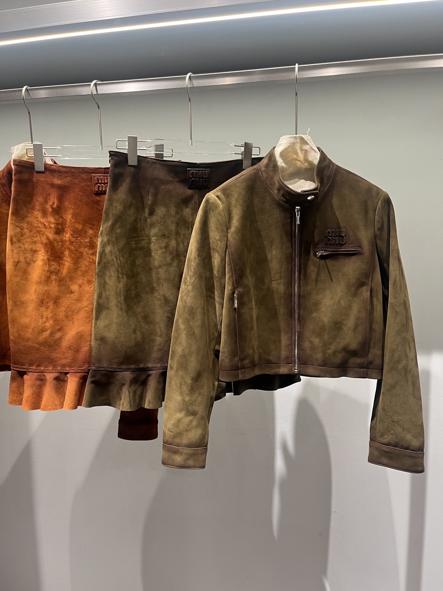 NO:952191,Jacket, skirt 680.miumiu suede sheepskin suit, color spraying process, three-dimensional oil edges on the letters, closed velvet process on the inside of the skirt, very high-end, Miumiu-clothing, miumiu, skirts, jackets & coats, sheepskin,19860909外套,裙子680.miumiu绒面羊皮套装,喷色工艺,字母做了立体油边,裙子内里做了闭绒工艺,非常高档,缪缪-服装,miumiu,skirts,jackets & coats,sheepskin,,Women's clothing