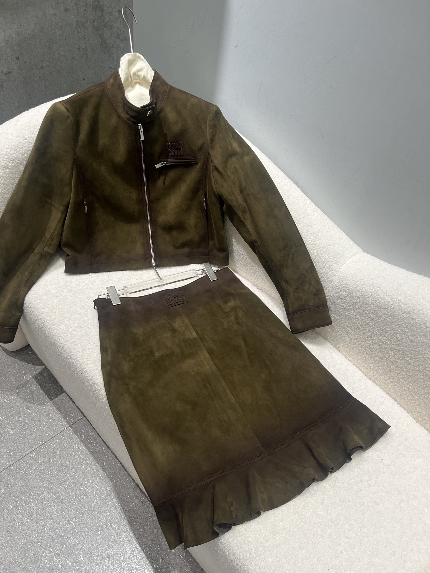 NO:952241,Jacket, skirt 680. Miumiu suede sheepskin suit, spray coloring process, three-dimensional oil edges on the letters, closed velvet process on the inside of the skirt, very high-end, size S-19860909外套,裙子680.miumiu绒面羊皮套装,喷色工艺,字母做了立体油边,裙子内里做了闭绒工艺,非常高档 尺寸S- Xl码,Xxl可定不退换,夹克偏修身短板,香奈儿-服装,chanel,miumiu,skirts,jackets & coats,jackets & coats,sheepskin,,Women's clothing