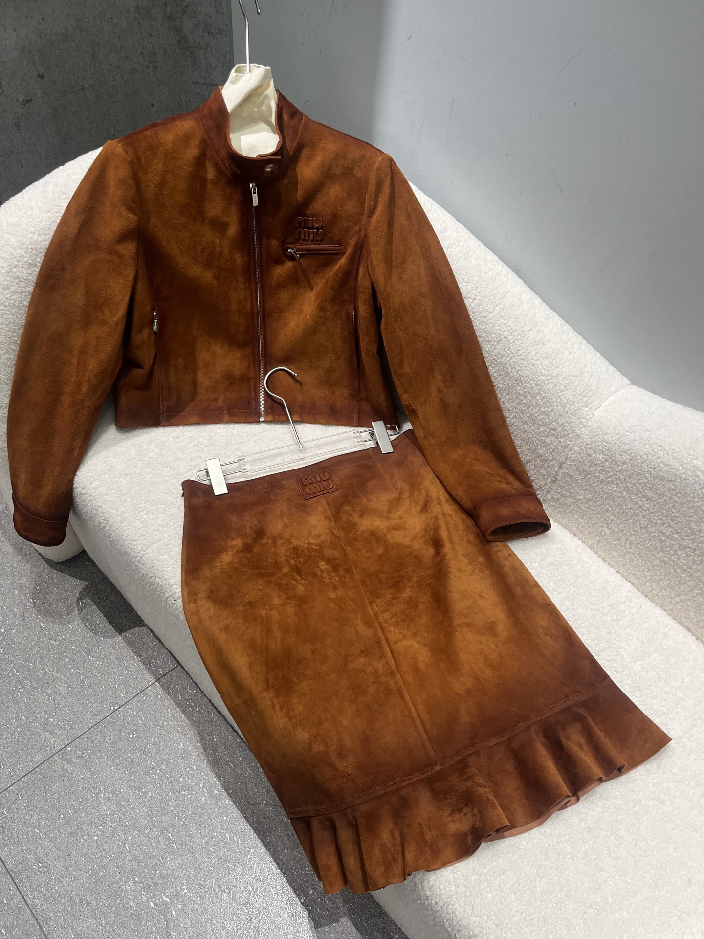 NO:952253,Jacket, skirt 680. Miumiu suede sheepskin suit, spray coloring process, three-dimensional oil edges on the letters, closed velvet process on the inside of the skirt, very high-end. Size S-19860909外套,裙子680.miumiu绒面羊皮套装,喷色工艺,字母做了立体油边,裙子内里做了闭绒工艺,非常高档 尺寸S- Xl,Xxl码可以定制不退换,夹克偏修身短款,香奈儿-服装,chanel,miumiu,skirts,jackets & coats,jackets & coats,sheepskin,,Women's clothing