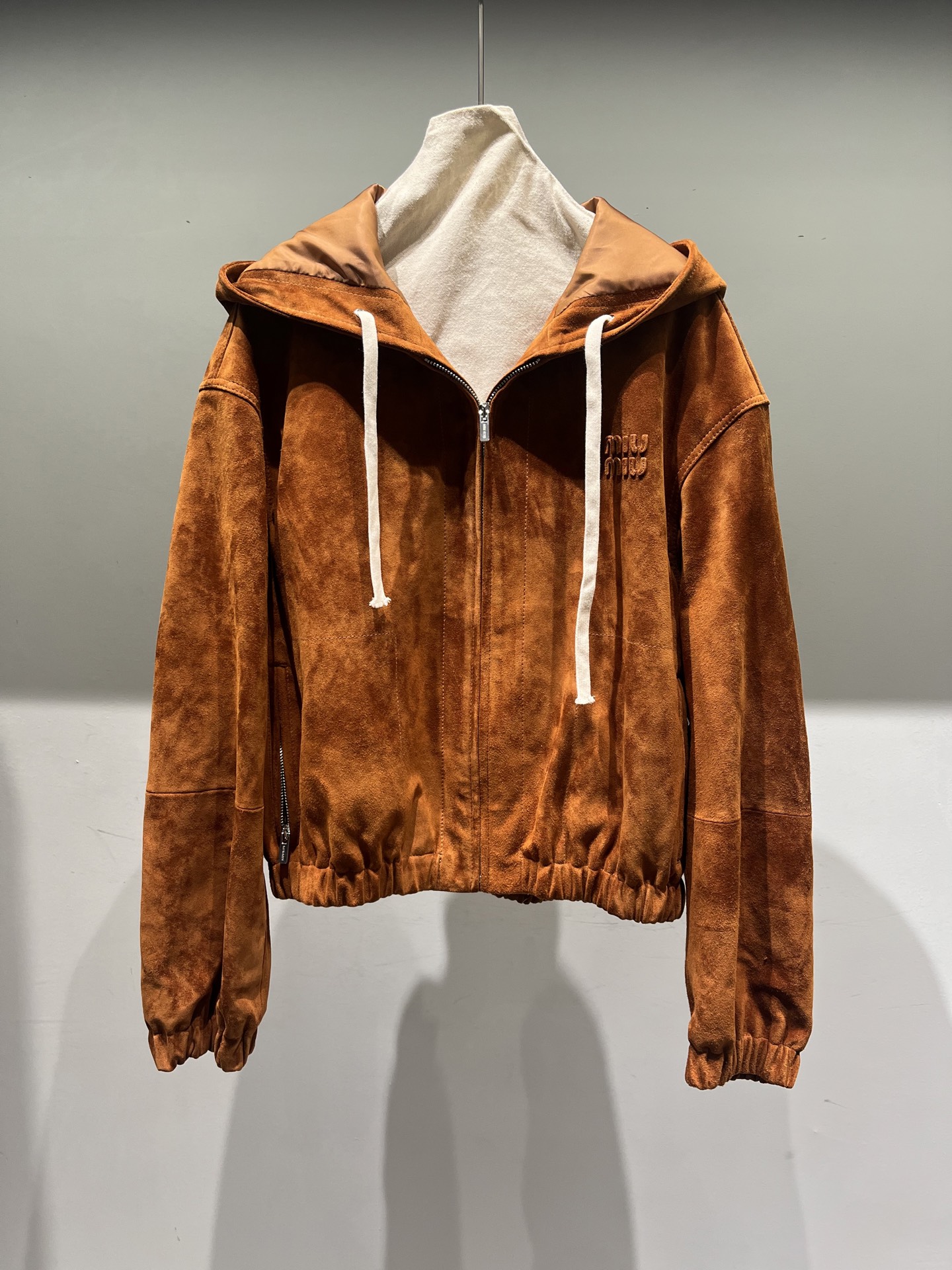 NO:951789,,miumiu hooded sheepskin suede jacket, loose fit, letters with three-dimensional oil edges and exquisite craftsmanship,miumiu-clothing,miumiu,jackets & coats,sheepskin,hats,19860909,miumiu连帽羊皮绒面外套,宽松版型,字母做了立体油边工艺很精致,缪缪-服装,miumiu,jackets & coats,sheepskin,hats,,Women's clothing
