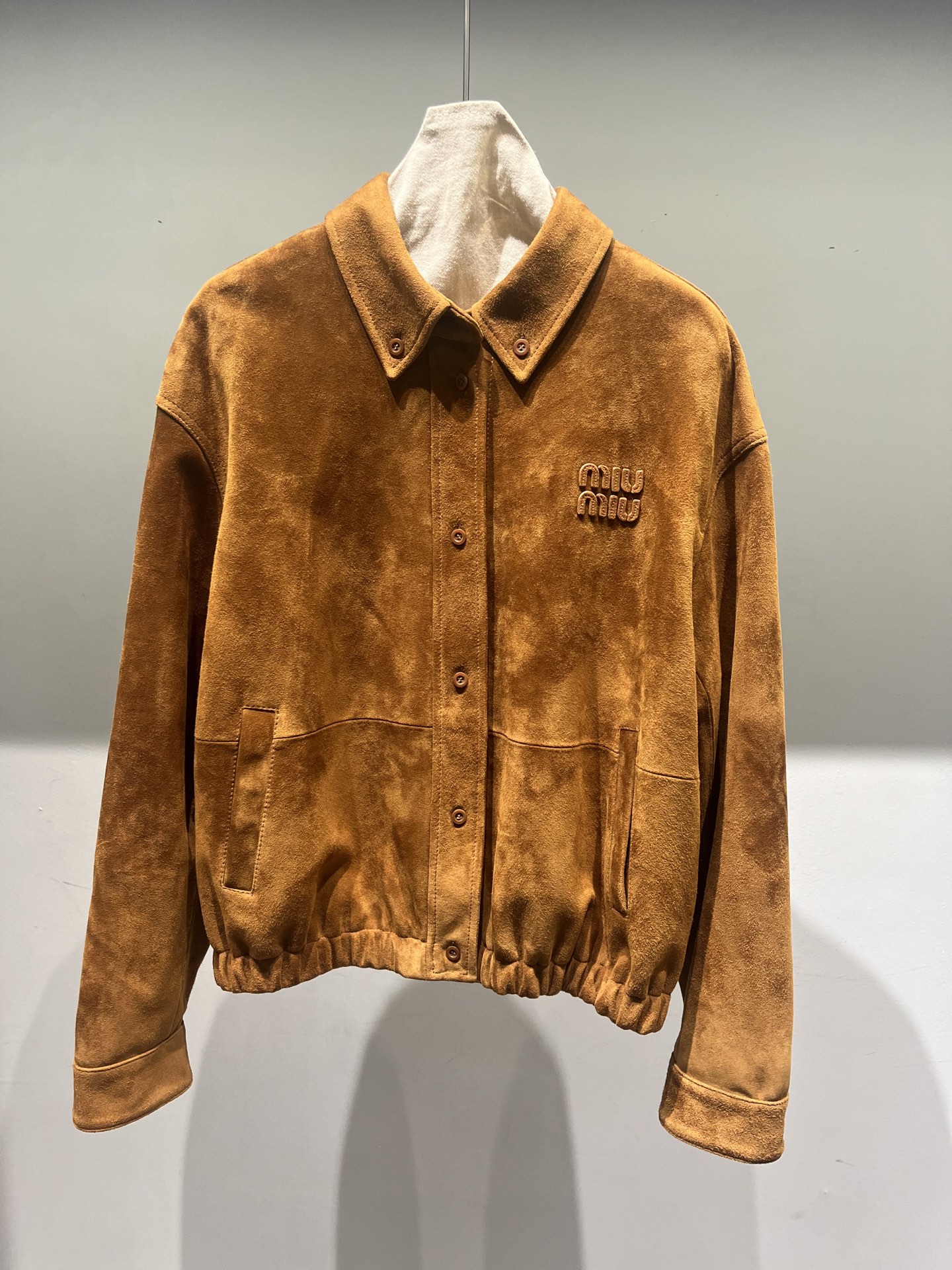 NO:951866,,miumiu suede sheepskin jacket, the letters are made of three-dimensional oil edge technology,Miumiu-clothing,miumiu,jackets & coats,sheepskin,19860909,miumiu绒面羊皮外套,字母做了立体油边工艺,缪缪-服装,miumiu,jackets & coats,sheepskin,,Women's clothing