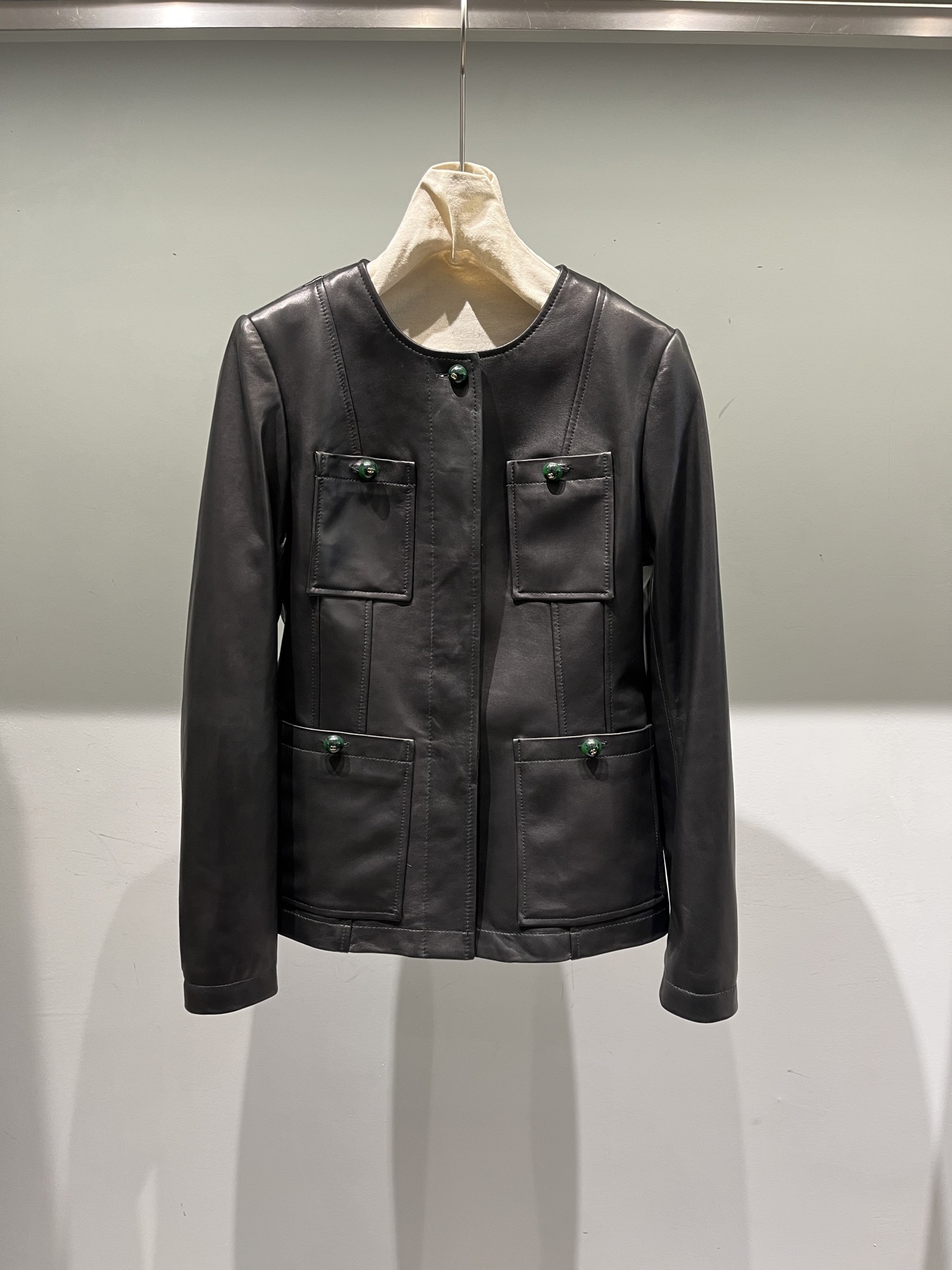 NO:952215,,Chanel green gem button sheepskin jacket has a slim fit. It is made of semi-vegetable tanned sheepskin and is very textured. The buttons are customized one to one, Chanel-clothing,chanel,chanel,jackets & coats,sheepskin,19860909,Chanel绿色宝石扣羊皮外套修身版型,采用半植鞣羊皮非常有质感,钮扣一比一定制,香奈儿-服装,chanel,chanel,jackets & coats,sheepskin,,Women's clothing