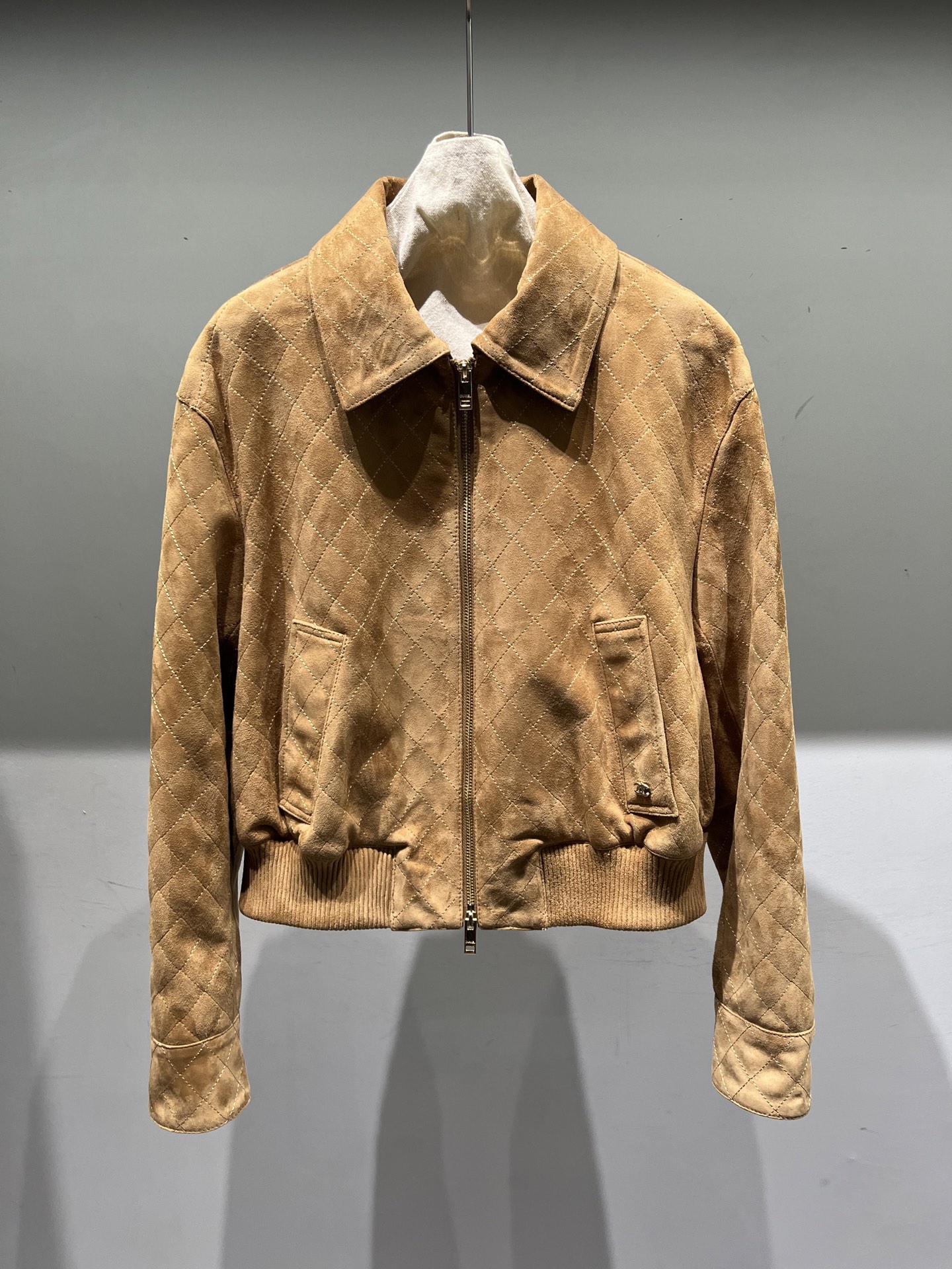 NO:952192,,Chanel sheepskin suede jacket positioning embroidery is very high-end, hardware replica, super exquisite, Chanel-clothing,chanel,chanel,jackets & coats,sheepskin,19860909,Chanel羊皮绒面夹克定位绣花非常高档,五金复刻,超级精致,香奈儿-服装,chanel,chanel,jackets & coats,sheepskin,,Women's clothing