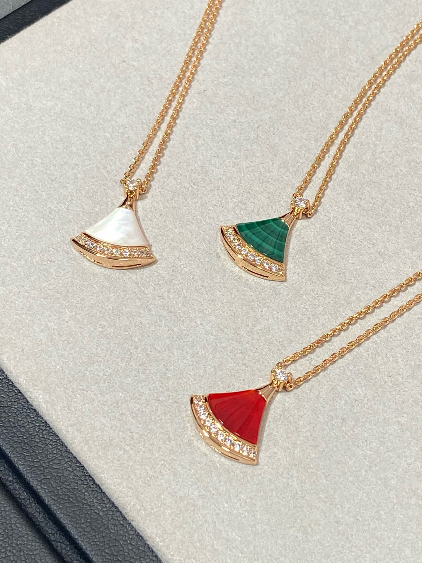 NO:631951,Baibei is made of natural deep-sea butterfly shells, which are customized by original manufacturers. The whole body is made of V-gold and is definitely the best quality in your circle of friends!  !  Every angle fits the metal part perfectly, and it is very shiny. Our rose gold is also very close to the Z color. It is an original ban chain buckle. You will feel so good when you receive it!  After polishing, the chain has a super soft texture that looks like real gold!  ,,Cardia high-end jewelry19860909白贝采用天然材质深海蝶贝,原*定制,通体V金材质绝对是你朋友圈最佳品质！！每个角度都完美贴合金属部分,很有光泽感,我们的玫瑰金也很接近z色,原ban链扣,收到你就会觉得有多赞！链子抛光后超柔和质感类似真金！,,卡迪亚高端饰品,Jewelry