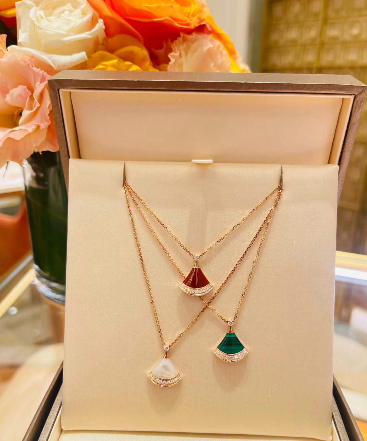 NO:633942,Baibei is made of natural deep-sea butterfly shells, which are customized by original manufacturers. The whole body is made of V-gold and is definitely the best quality in your circle of friends!  !  Every angle fits the metal part perfectly, and it is very shiny. Our rose gold is also very close to the Z color. It is an original ban chain buckle. You will feel so good when you receive it!  After polishing, the chain has a super soft texture that looks like real gold!  88240,,Cardia high-end jewelry19860909白贝采用天然材质深海蝶贝,原*定制,通体V金材质绝对是你朋友圈最佳品质！！每个角度都完美贴合金属部分,很有光泽感,我们的玫瑰金也很接近z色,原ban链扣,收到你就会觉得有多赞！链子抛光后超柔和质感类似真金！88240,,卡迪亚高端饰品,Jewelry