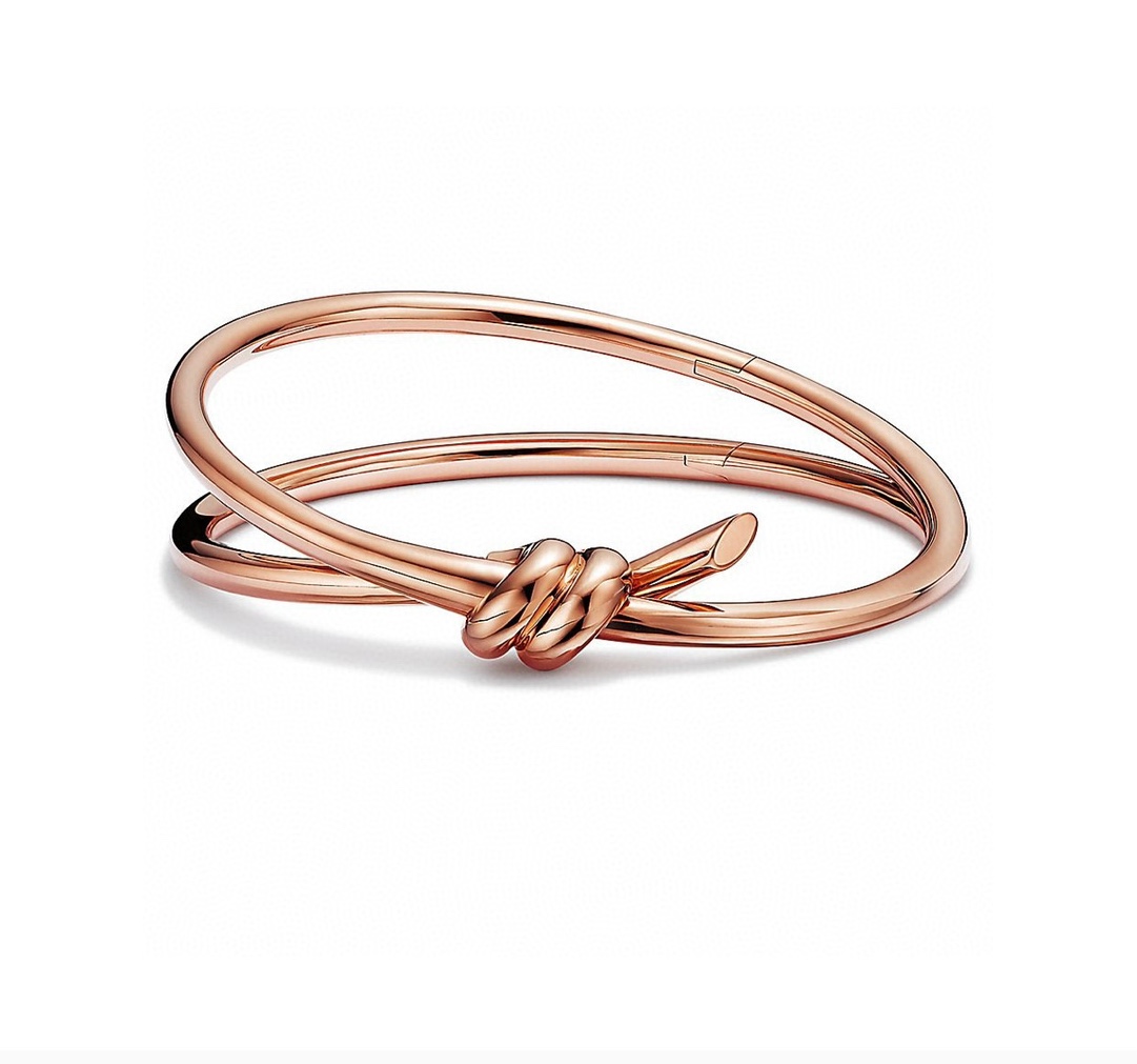 NO:633162,Tiff@ny Knot series double-ring bracelet without diamonds. The intertwined ends in the iconic design are a powerful symbol of emotional connection. Crafted with craftsmanship and polished by hand, it exudes dazzling luster. It can be worn alone or paired with classic styles to create a stunning look. 88320,,bracelet, Cartier high-end jewelry19860909Tiff@ny Knot 系列双环手镯 无钻 标志性设计中相互缠绕的末端,是情感联系的有力象征.匠心工艺打造而成,经手工抛光打磨,散发耀目光泽.可单独佩戴,亦可与经典款式搭配,打造出众惊艳造型. 88320,,bracelet,卡迪亚高端饰品,Jewelry