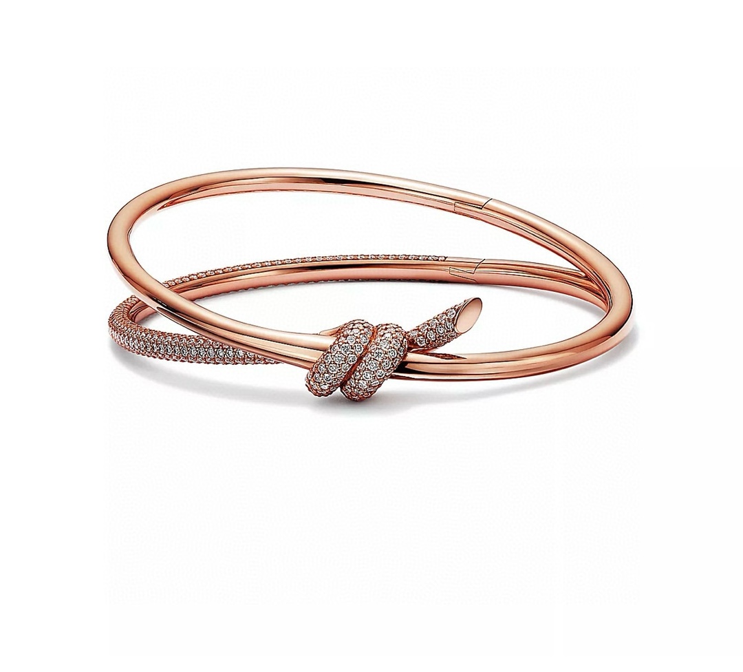 NO:633165,Tiff@ny Knot series double-ring bracelet, half diamond. The intertwined ends in the iconic design are a powerful symbol of emotional connection. Crafted with craftsmanship and polished by hand, it exudes dazzling luster. It can be worn alone or paired with classic styles to create a stunning look. 88420,,bracelet, Cartier high-end jewelry19860909Tiff@ny Knot 系列双环手镯 半钻 标志性设计中相互缠绕的末端,是情感联系的有力象征.匠心工艺打造而成,经手工抛光打磨,散发耀目光泽.可单独佩戴,亦可与经典款式搭配,打造出众惊艳造型.88420,,bracelet,卡迪亚高端饰品,Jewelry