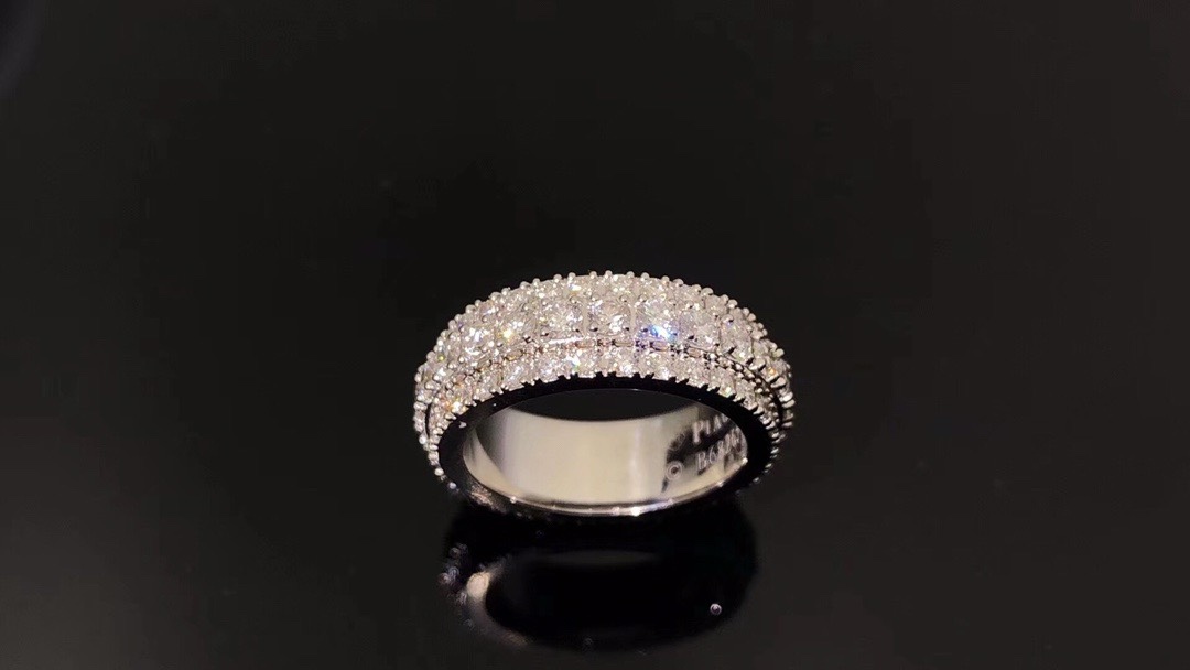 NO:632698,Full diamonds come and go. If you think the diamond version is too expensive, you can consider this version and get a domineering narrow version, 88300, Cardia high-end jewelry19860909满钻时来运转 觉得钻石版太贵的,可以考虑这个版本,上手整一个霸气 窄版 ,88300,,卡迪亚高端饰品,Jewelry