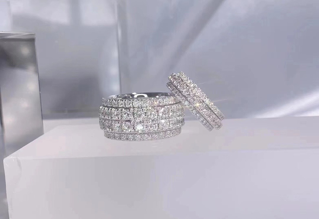 NO:632700,Full diamonds come and go. If you think the diamond version is too expensive, you can consider this version and get a domineering, high-end Cartier jewelry.19860909满钻时来运转 觉得钻石版太贵的,可以考虑这个版本,上手整一个霸气,,卡迪亚高端饰品,Jewelry