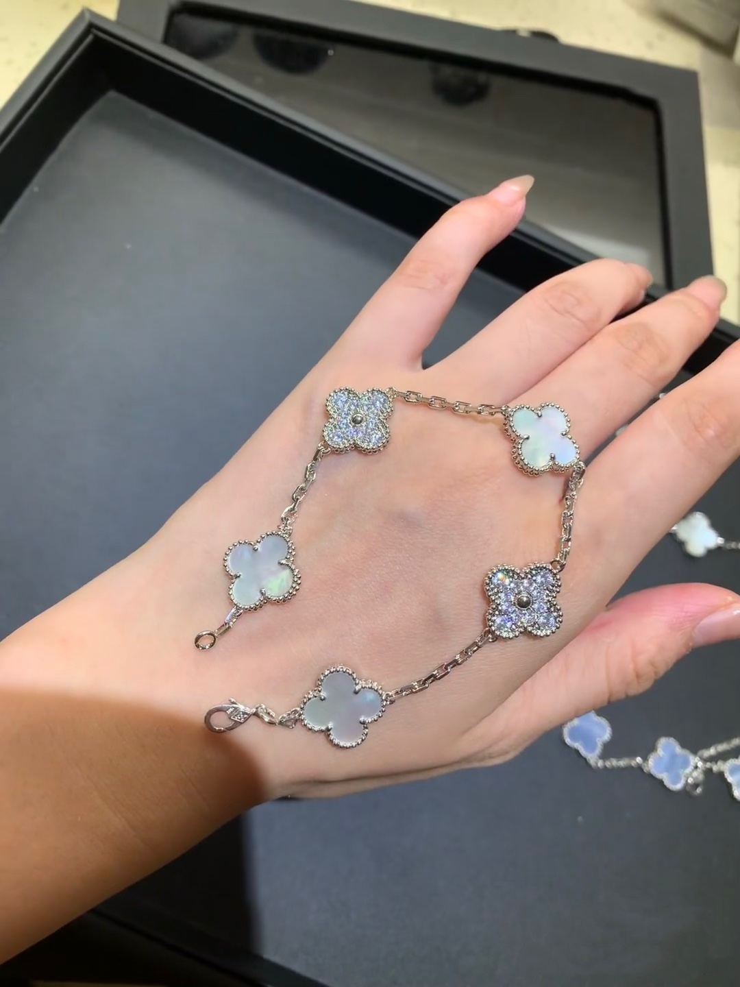 NO:631960,Fan Bao's new summer color, such a gentle color, the first batch is not large, sisters rush to 88320, Cardia high-end jewelry19860909樊宝夏天新色,好温柔的颜色 第一批数量不多,姐妹们冲88320,,卡迪亚高端饰品,Jewelry