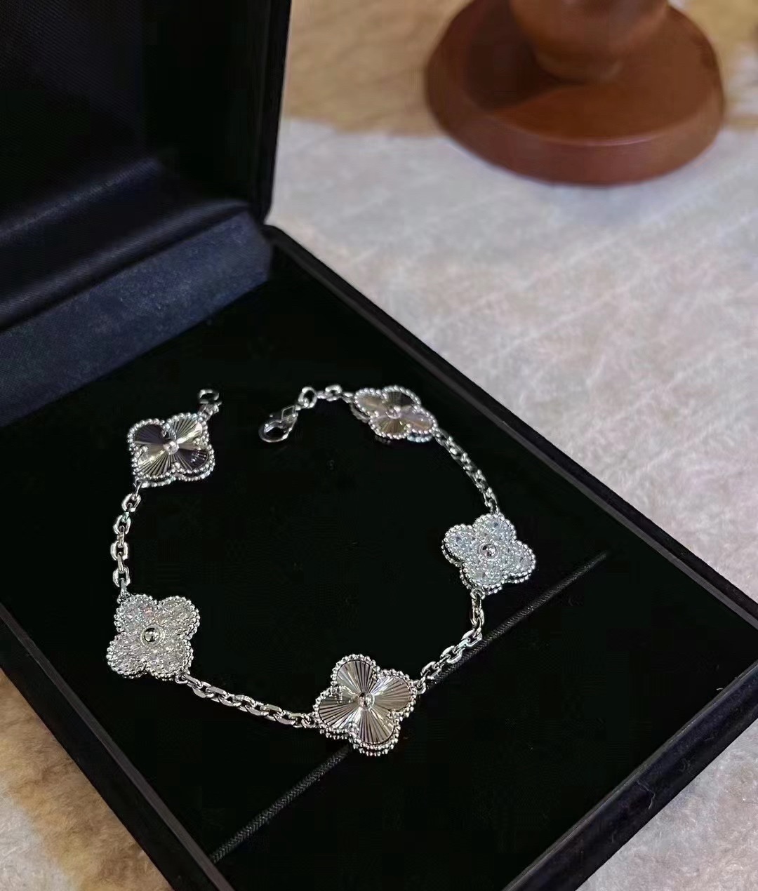 NO:631511,Gentle silver five-flower bracelet, classic must-have item 88350, bracelet, Cartier high-end jewelry19860909温柔的银车花五花手链,经典必备单品88350,,bracelet,卡迪亚高端饰品,Jewelry