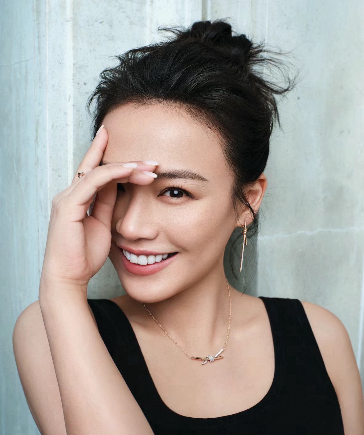 NO:633984,Knot rope necklace celebrity wearing picture, necklace, Cartier high-end jewelry19860909Knot绳结项链 明星佩戴图,,necklace,卡迪亚高端饰品,Jewelry