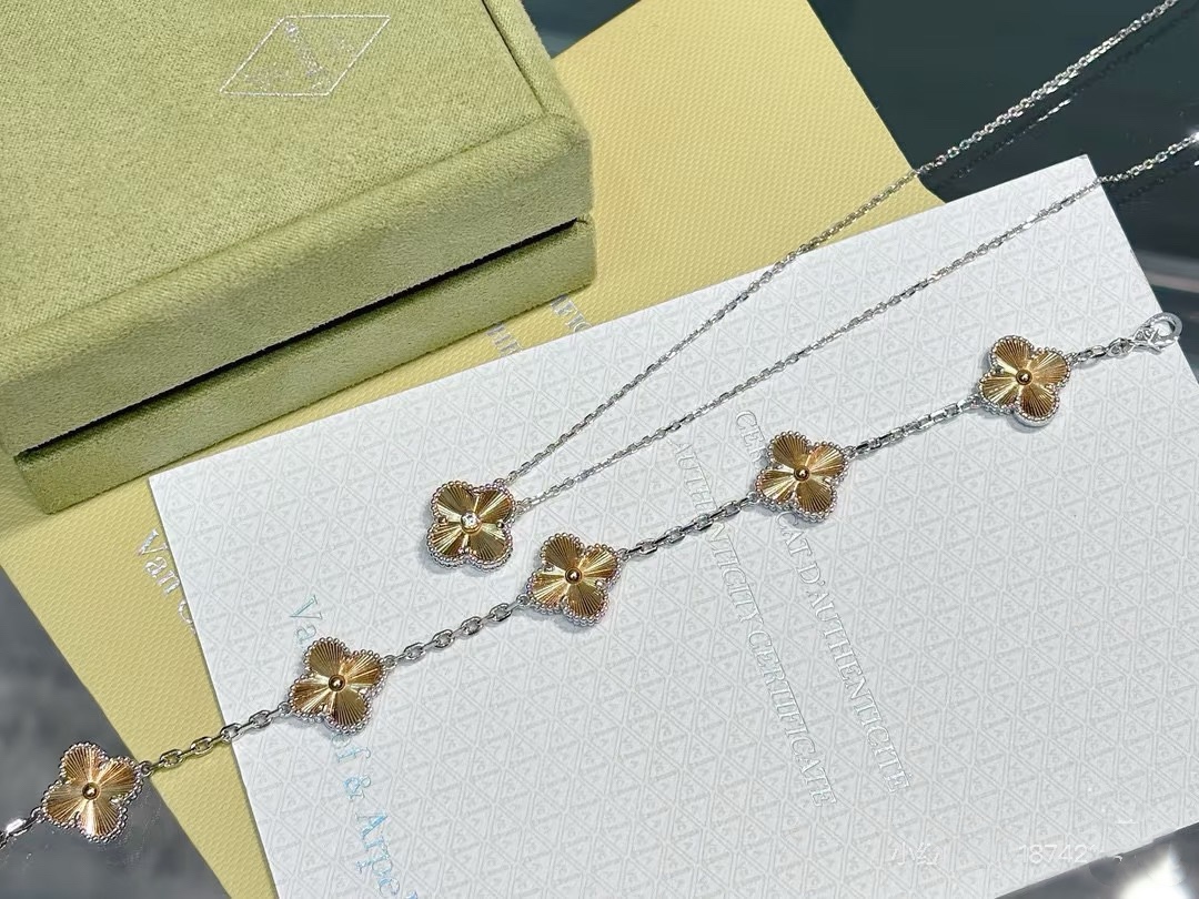 NO:102849,Necklace 168 Bracelet Christmas Limited Gold and Silver Contrast Laser Four-Leaf Crop Necklace/5 Flower Bracelet VCA Christmas Limited Light Bulb! Four-Leaf Crop Necklace   5 Flower Bracelet is here! I really grasped the Christmas atmosphere, and used a cool platinum chain combined with a light-colored rose gold laser Four-Leaf Crop. Just look at the appearance, you can feel the luxurious atmosphere. The color matching is very close to the snow in winter, and the bright lights are shining, which complements the atmosphere of the Christmas snow-white world! My heart is so special, so suitable for autumn and winter, and the atmosphere is full! It can be called the most beautiful Christmas limited edition of VCA! It captured the hearts of thousands of little fairies as soon as it appears!, Vac necklace Vca bracelet, necklace, bracelet19860909项链168手链 圣诞限定金银撞色镭射四叶草项链/5花手链 VCA圣诞限定小灯泡!四叶草项链 5花手链驾到!真的是狠狠拿捏住了圣诞气息,以冷色调的白金链条结合浅色玫瑰金镭射四叶草,光看外表就能感受到奢华的气息,配色十分贴近冬日雪落下,彩灯亮闪闪的景象,与圣诞雪白世界的氛围相得益彰!心好特别,好适合秋冬,氛围感满满!堪称VCA最美圣诞限量!一出现就俘获了万千小仙女们的芳心!,Vac项链Vca手链,necklace,bracelet,Jewelry