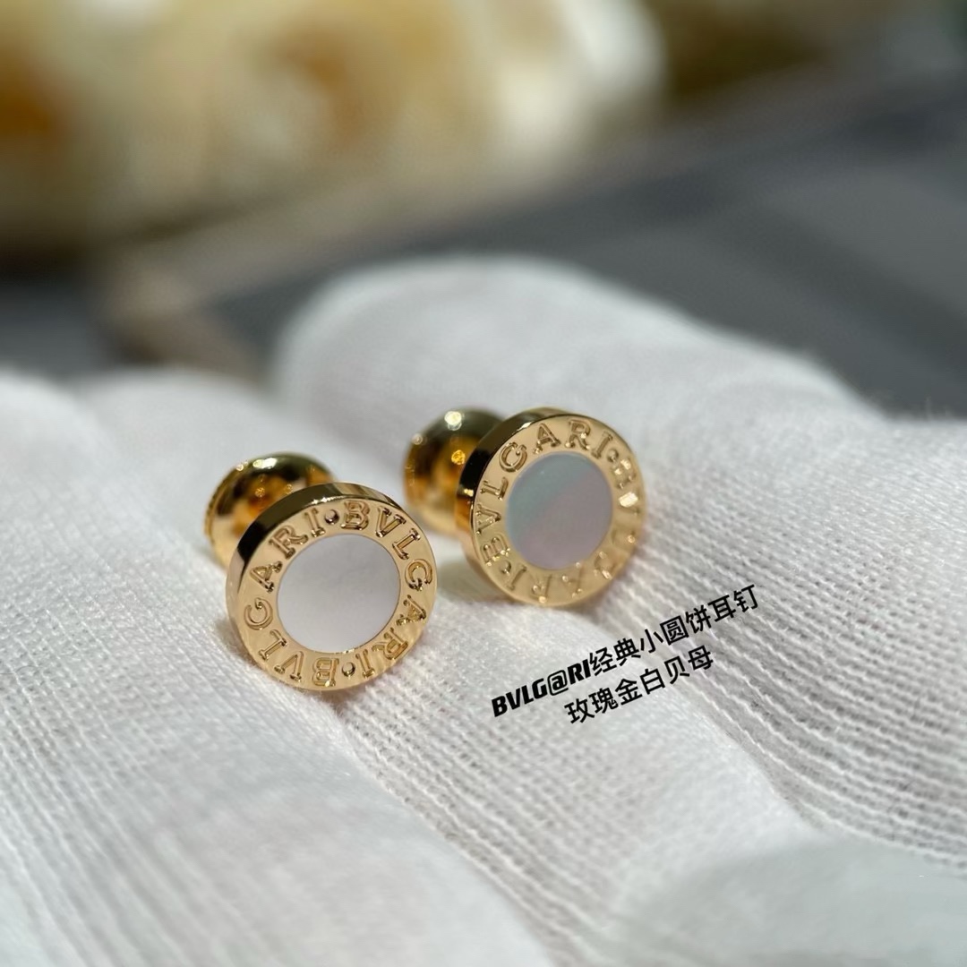 NO:634595,Today I recommend this super classic earring, Bvlgari's personalized simple round earring, suitable for men and women! Black represents perseverance, classic and elegant beauty! It can be casual or elegant, simple and capable, easy to control in various occasions, showing true personality style! Ring diameter: 0.9cm. Wall crack recommended, single pieces are also available for sale,,bottega veneta,bvlgari,bvlgari,Cardia high-end jewelry19860909今天推荐这款我超爱超经典的耳钉Bvlgari宝格丽个性简约圆形耳钉,男女适!黑色代表坚毅,经典素雅美感!可随性可优雅,简单干练,各种场合轻松驾驭,彰显真正的个性风范!圆环直径:0.9cm.墙裂推荐,单只也可售卖哦,,bottega veneta,bvlgari,bvlgari,卡迪亚高端饰品,Jewelry