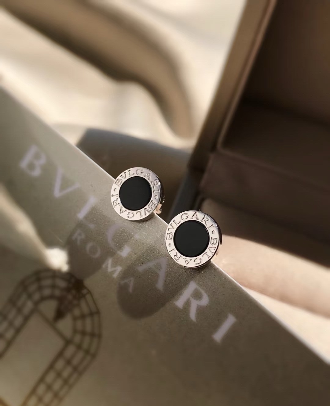 NO:634593,Today I recommend this super classic earring Bvlgari personalized simple round earrings, suitable for men and women! Black represents perseverance, classic and elegant beauty! It can be casual or elegant, simple and capable, easy to control in various occasions, showing true personality style! Ring diameter: 0.9cm. Wall crack recommended, single one is also available for sale, a pair 88220, bottega veneta, bvlgari, bvlgari, Cartier high-end jewelry19860909今天推荐这款我超爱超经典的耳钉Bvlgari宝格丽个性简约圆形耳钉,男女适!黑色代表坚毅,经典素雅美感!可随性可优雅,简单干练,各种场合轻松驾驭,彰显真正的个性风范!圆环直径:0.9cm.墙裂推荐,单只也可售卖哦,一对88220,,bottega veneta,bvlgari,bvlgari,卡迪亚高端饰品,Jewelry