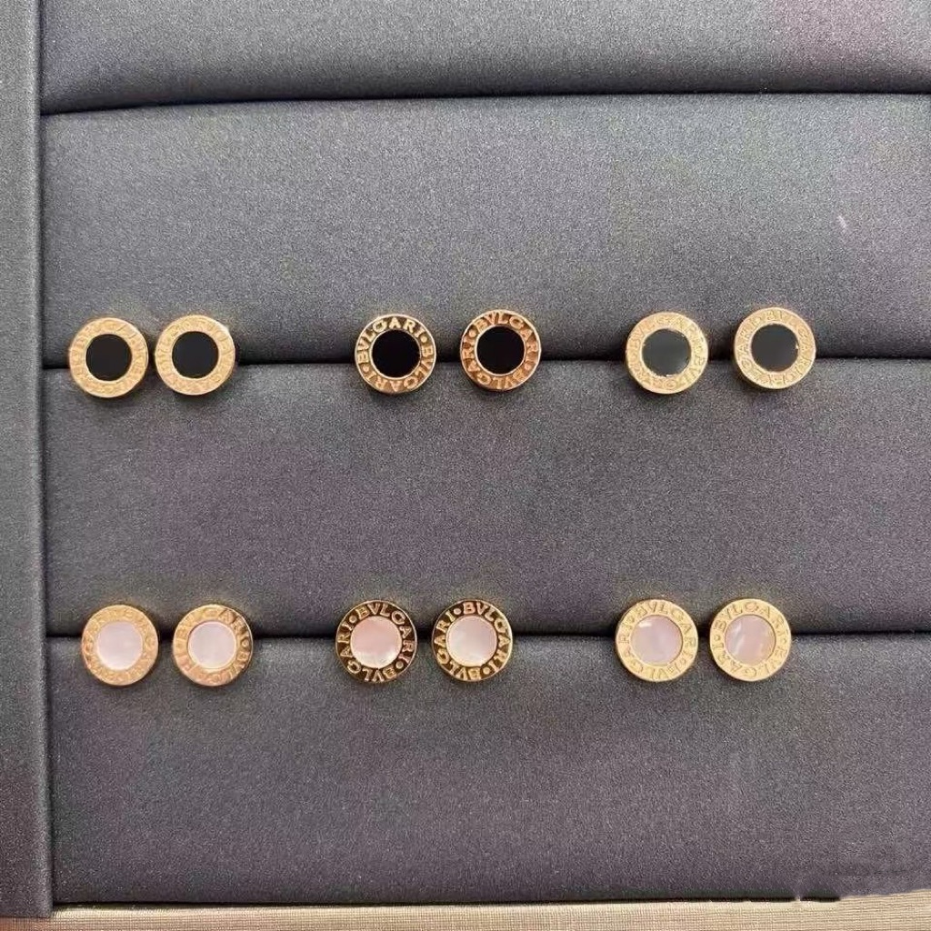 NO:632446,Today I recommend this super classic earring Bvlgari personalized simple round earrings, suitable for men and women! Black represents perseverance, classic and elegant beauty! It can be casual or elegant, simple and capable, easy to control in various occasions, showing true personality style! Ring diameter: 0.9cm. Wall crack recommended, single one is also available for sale, a pair 88220, bottega veneta, bvlgari, bvlgari, Cartier high-end jewelry19860909今天推荐这款我超爱超经典的耳钉Bvlgari宝格丽个性简约圆形耳钉,男女适!黑色代表坚毅,经典素雅美感!可随性可优雅,简单干练,各种场合轻松驾驭,彰显真正的个性风范!圆环直径:0.9cm.墙裂推荐,单只也可售卖哦,一对88220,,bottega veneta,bvlgari,bvlgari,卡迪亚高端饰品,Jewelry